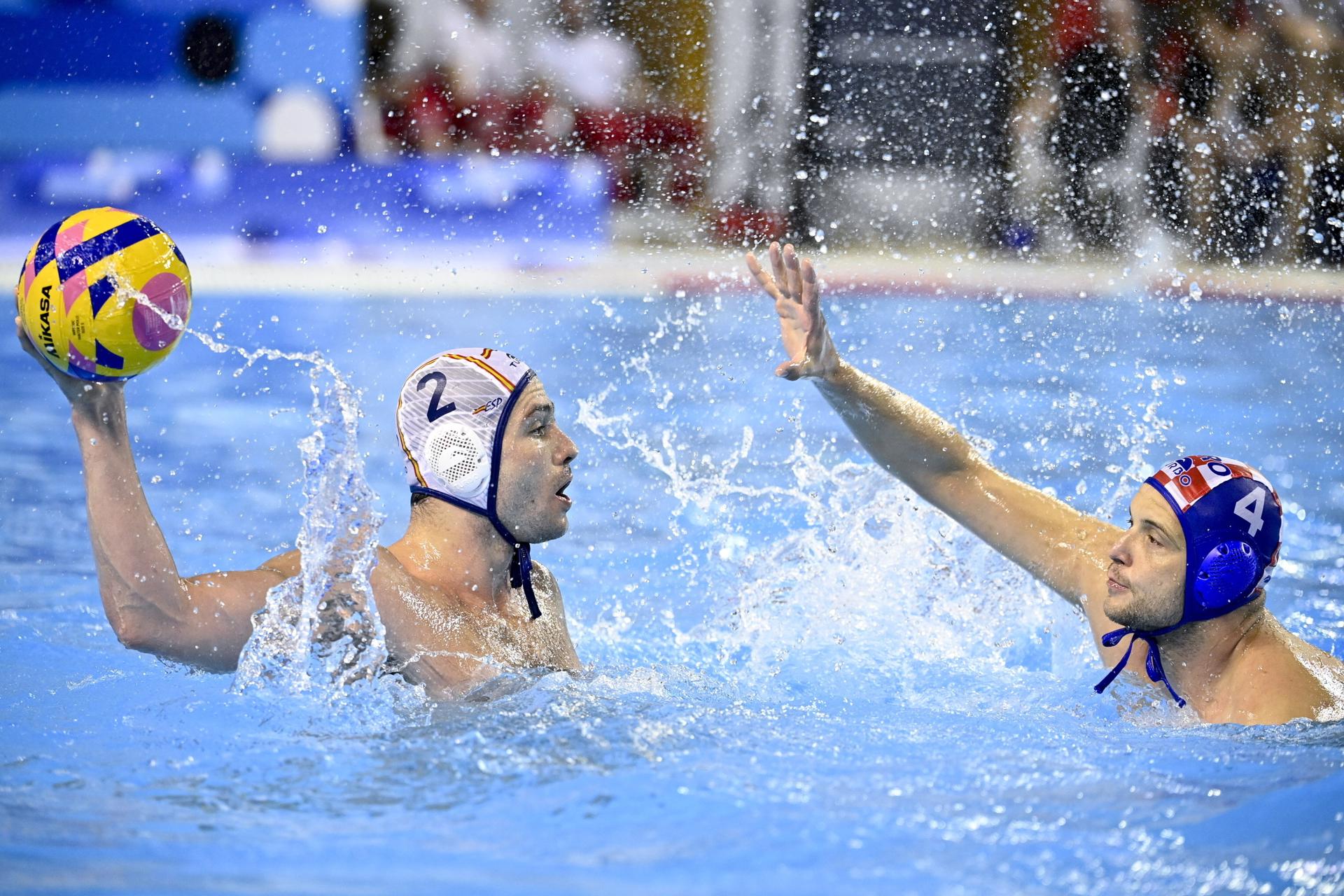 El waterpolista Alberto Munarriz Egana (I) ante el croata Luka Loncar durante el partido de la Copa del Mundo de waterpolo que han jugado España y Croacia en Podgorica, Montenegro. EFE/EPA/Boglarka Bodnar