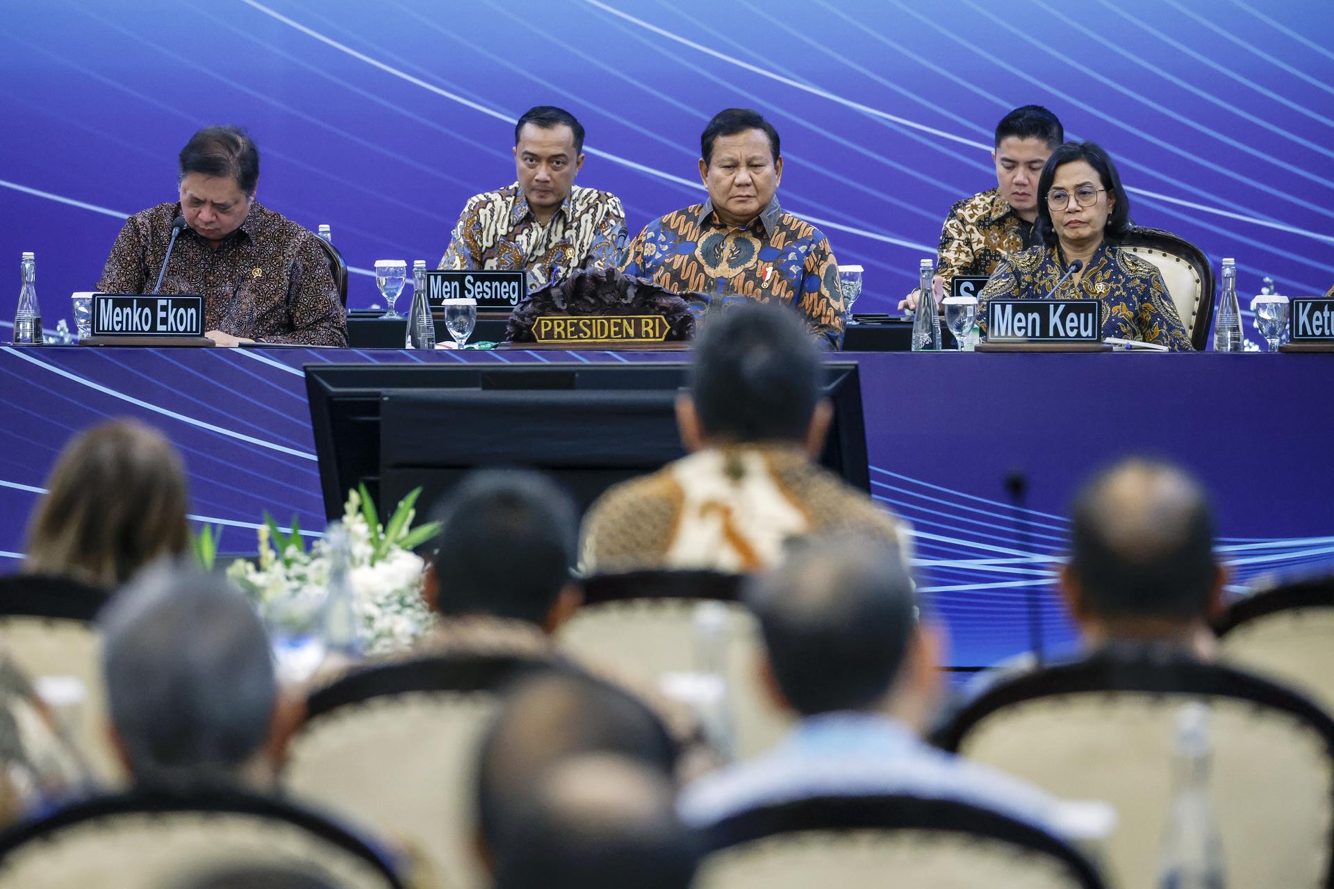 YAKARTA (Indonesia).- El presidente indonesio, Prabowo Subianto (centro), el ministro coordinador de Asuntos Económicos, Airlangga Hartarto (izq.), y el ministro de Finanzas, Sri Mulyani, en una reunión de política económica sobre los elevados aranceles estadounidenses en Yakarta, Indonesia, el 8 de abril de 2025. EFE/EPA/MAST IRHAM
