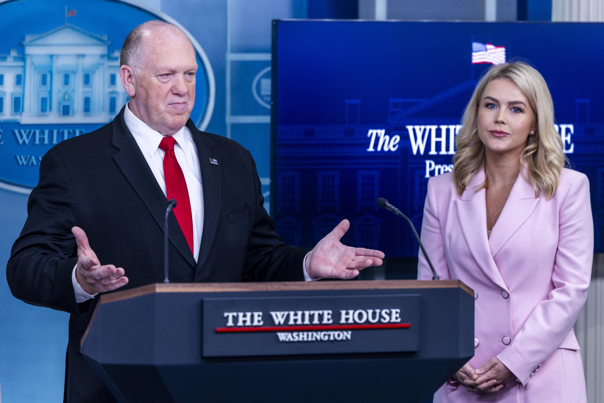 El zar de la Frontera de la Casa Blanca, Tom Homan (I), responde a una pregunta de los medios de comunicación durante una rueda de prensa con la Secretaria de Prensa de la Casa Blanca, Karoline Leavitt, en la sala de prensa de la Casa Blanca en Washington. EFE/SHAWN THEW