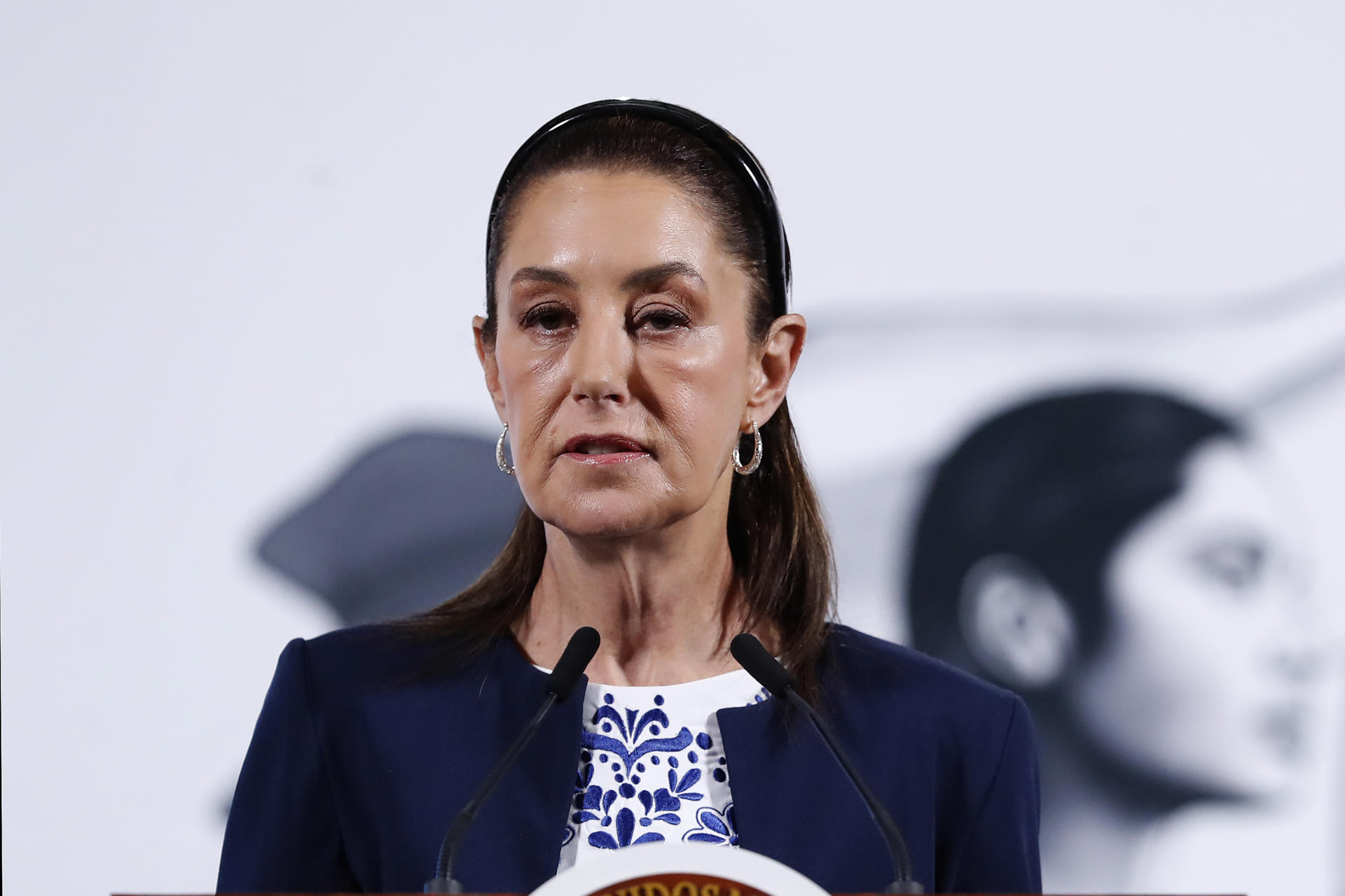 La presidenta de México Claudia Sheinbaum habla durante su rueda de prensa diaria este lunes, en Palacio Nacional de la Ciudad de México (México). EFE/ Mario Guzmán