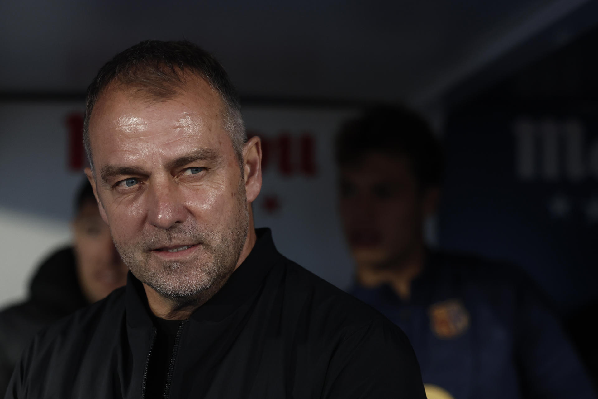 El entrenador del FC Barcelona, Hansi Flick, durante el partido de la jornada 31 de LaLiga EA Sports que CD Leganés y FC Barcelona disputan este sábado en el estadio de Butarque. EFE/Sergio Pérez