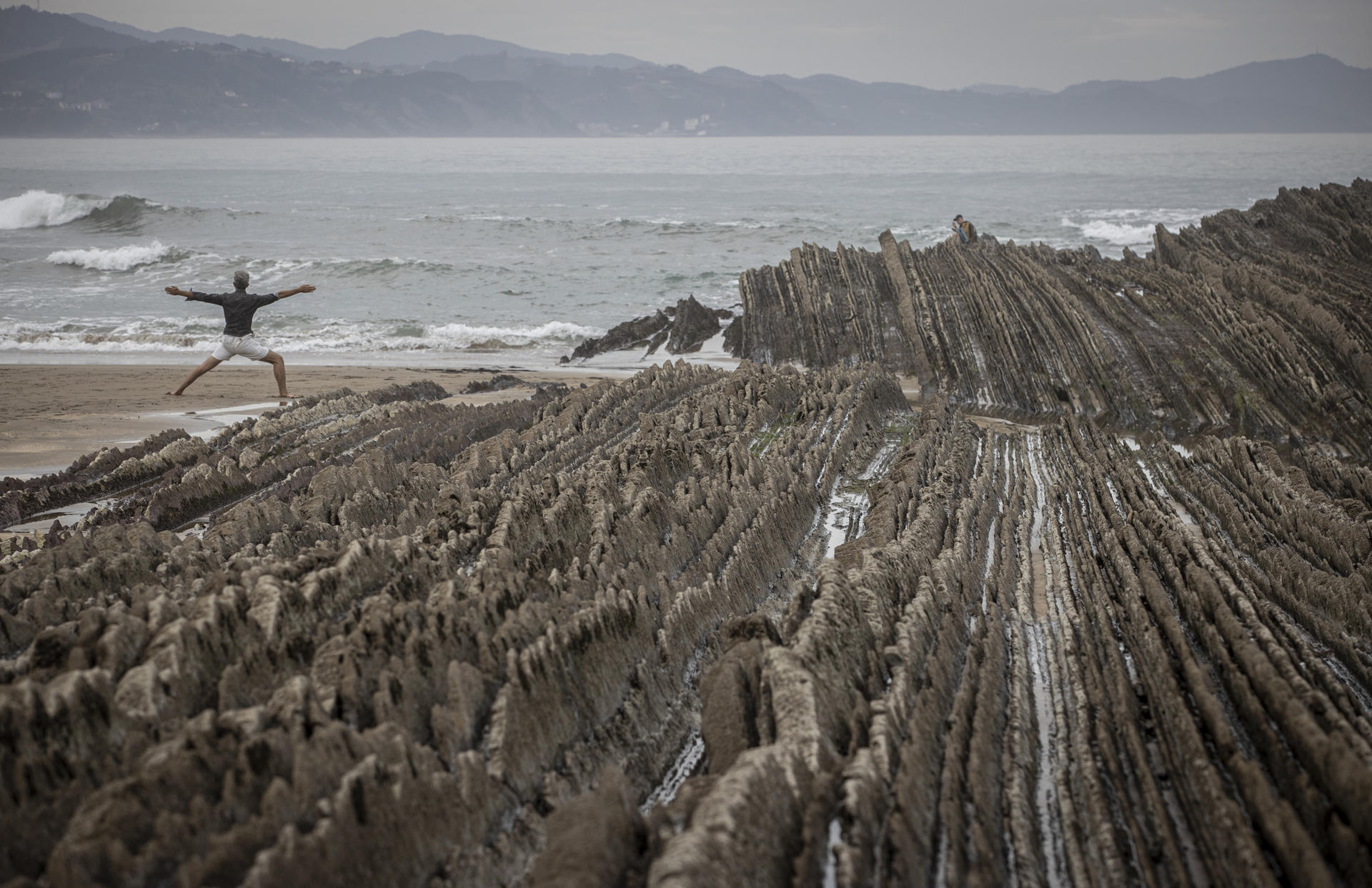 Un hombre hace ejercicio en la playa, en una imagen de archivo.EFE/ Javier Etxezarreta