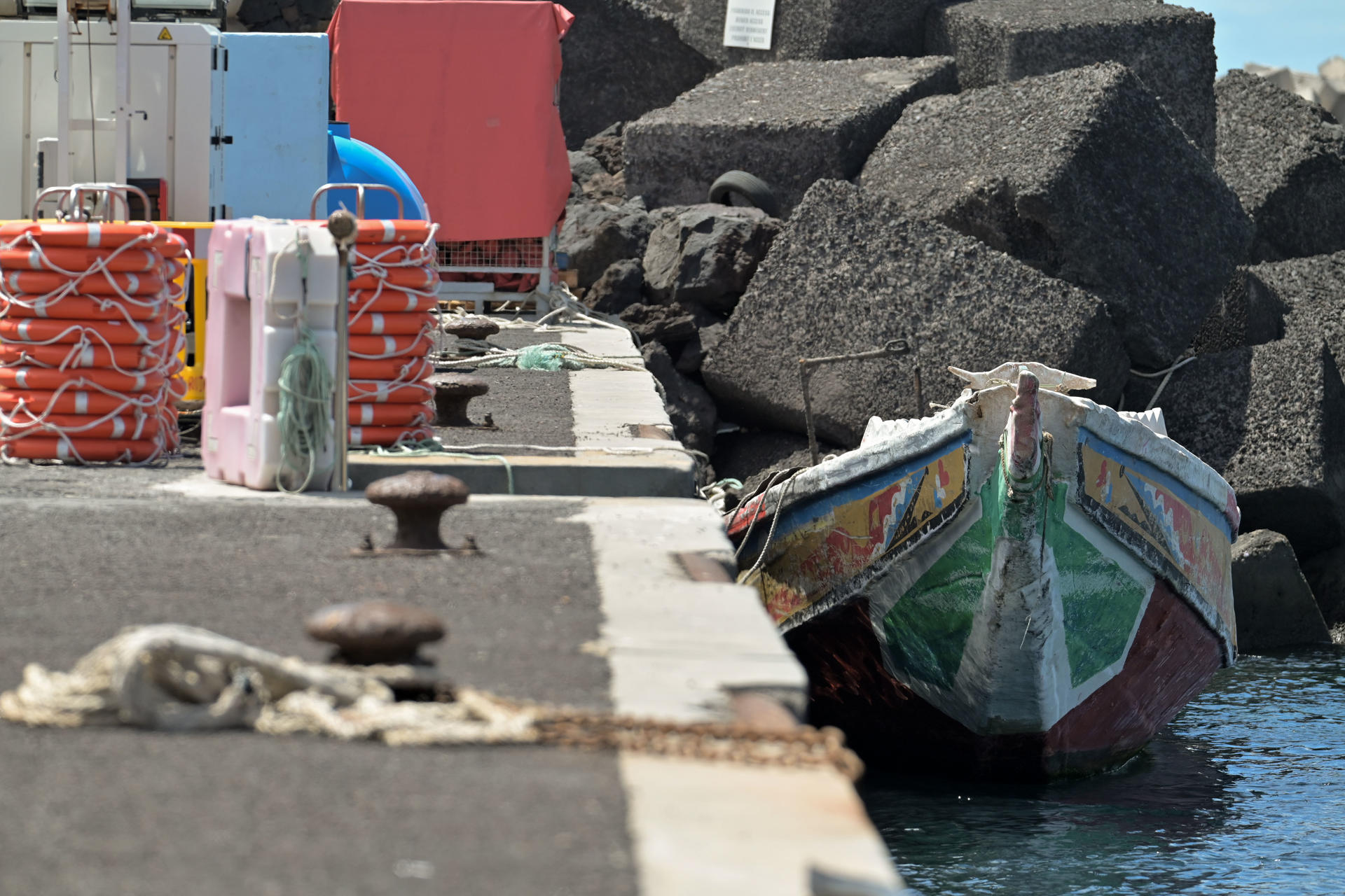 Imagen de archivo de un cayuco llegado a Canarias. EFE/Gelmert Finol