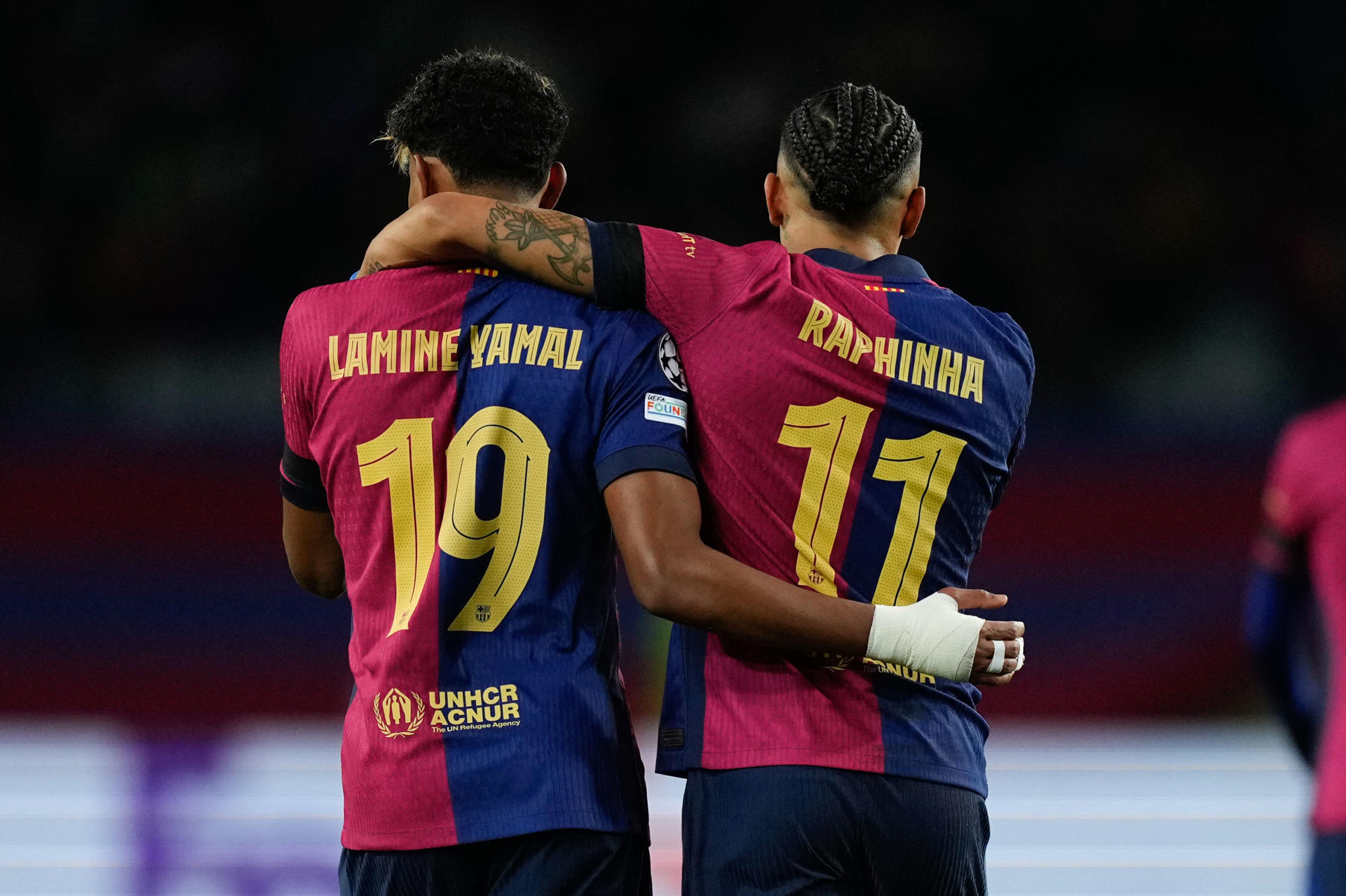 El delantero del Barcelona Raphinha (d) celebra con su compañero Lamine Yamal (i) tras marcar el 3-1 durante el partido de vuelta de octavos de final de la Liga de Campeones entre el Barcelona y el Benfica. EFE/ Enric Fontcuberta
