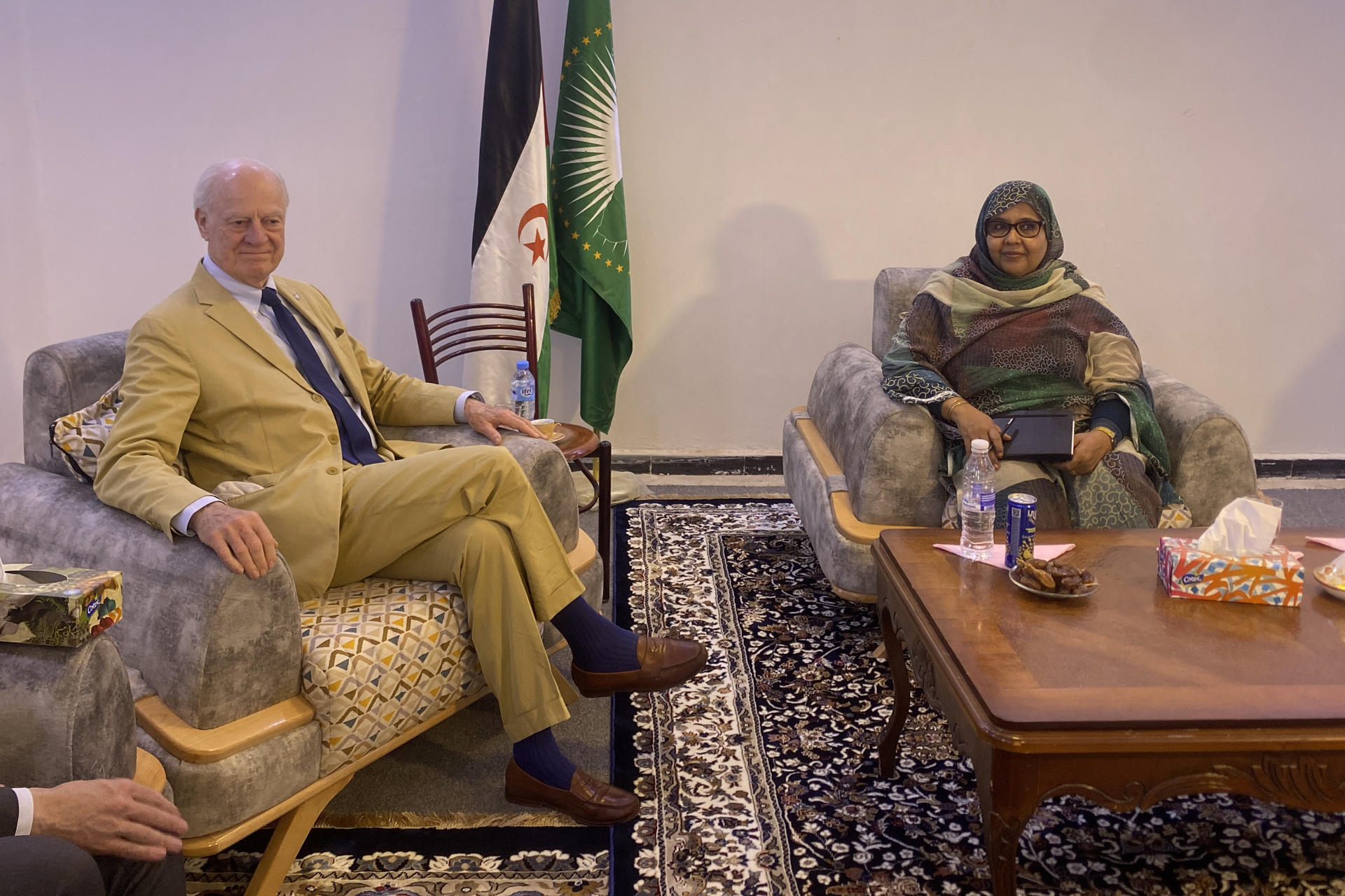 El enviado especial de las Naciones Unidas para el Sahara Occidental, Staffan de Mistura, durante su visita a los campamentos de refugiados saharauis en Tinduf. EFE / ONU / Mahfud Mohamed Lamin