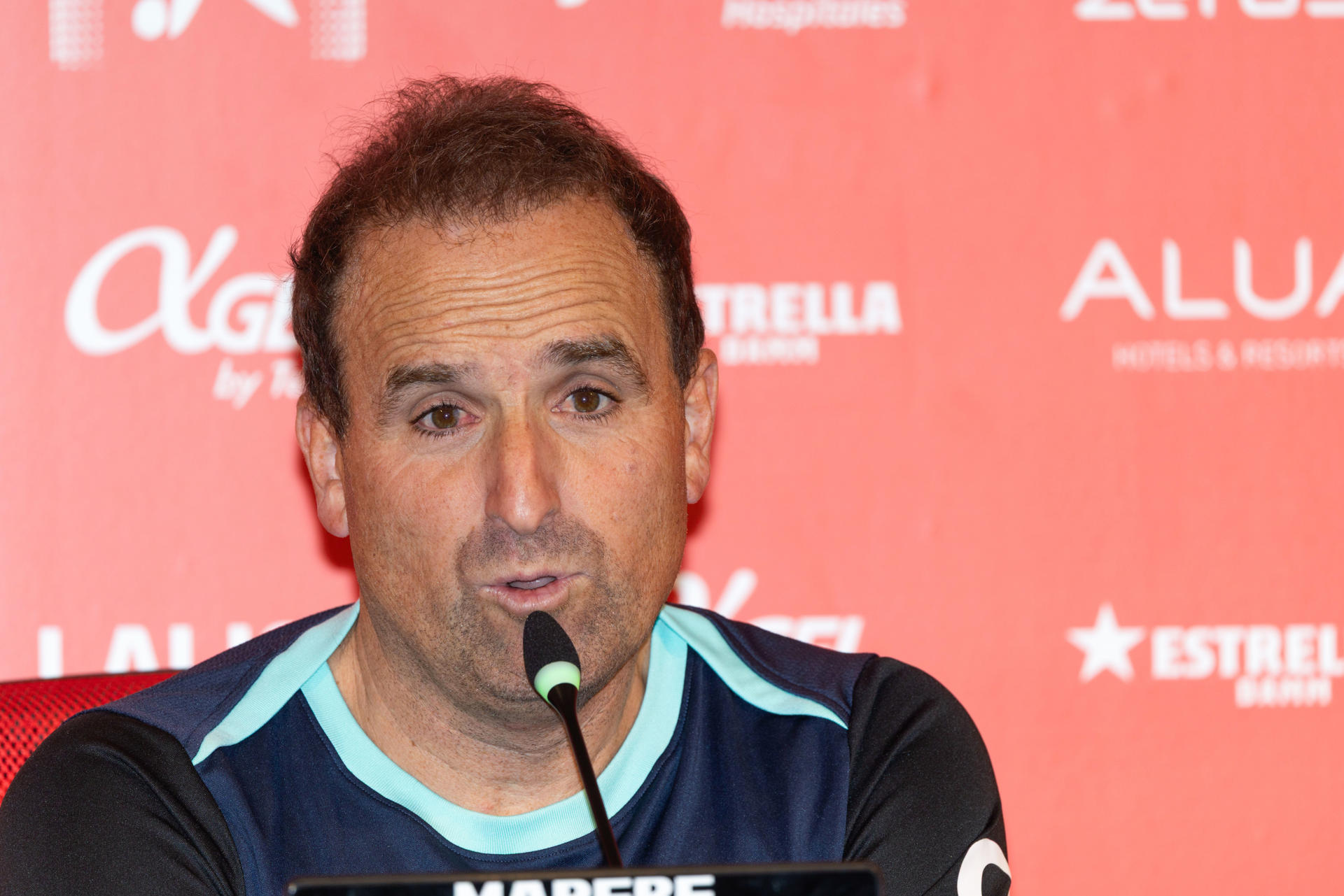 El entrenador del RCD Mallorca, Jagoba Arrasate, participa en una rueda de prensa este viernes en Mallorca, en la víspera de su encuentro de LaLiga ante la Real Sociedad. EFE/ Cati Cladera