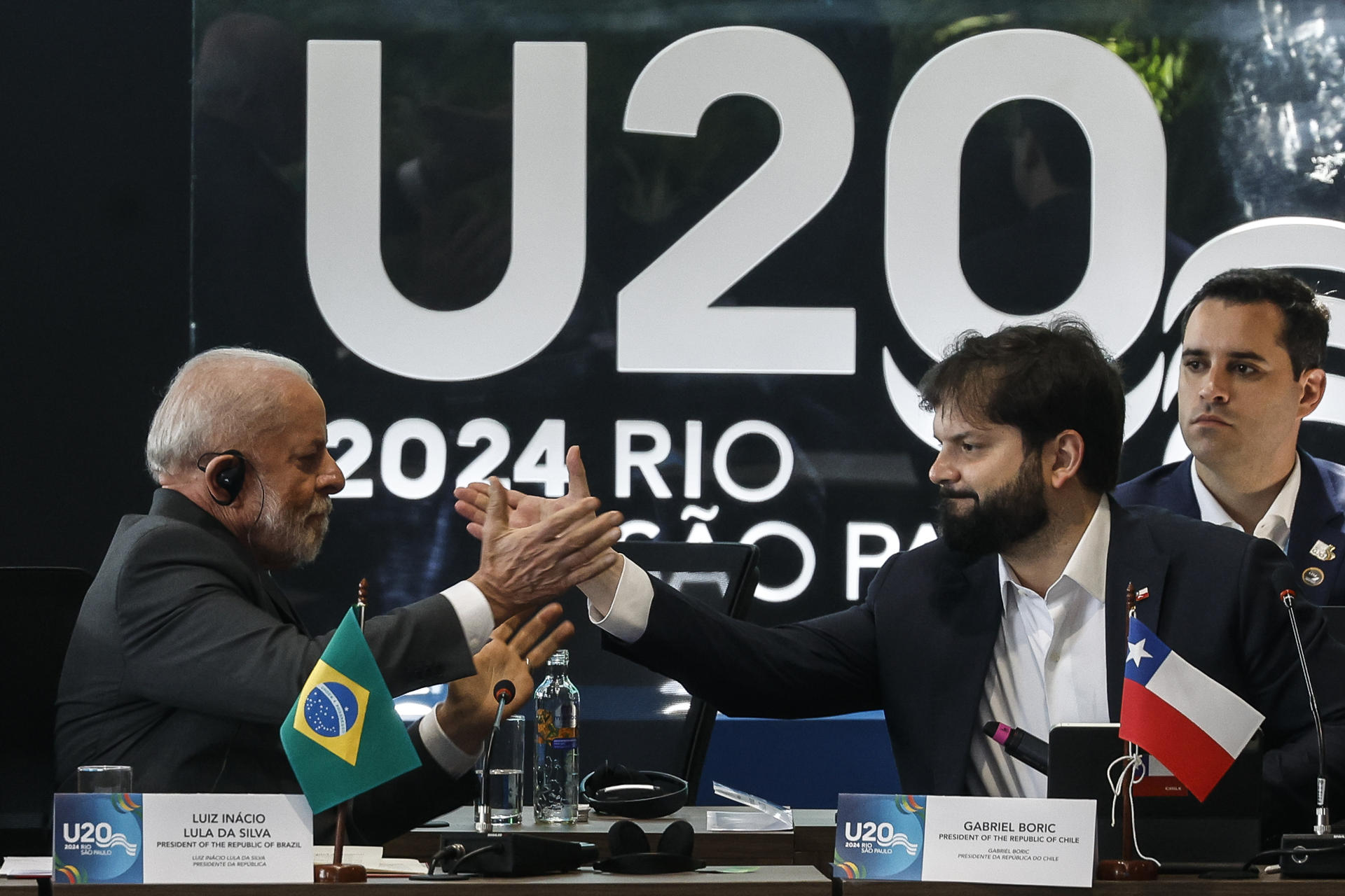 Fotografía de archivo del presidente de Brasil, Luiz Inácio Lula da Silva (i) y el presidente de Chile, Gabriel Boric. EFE/ Antonio Lacerda