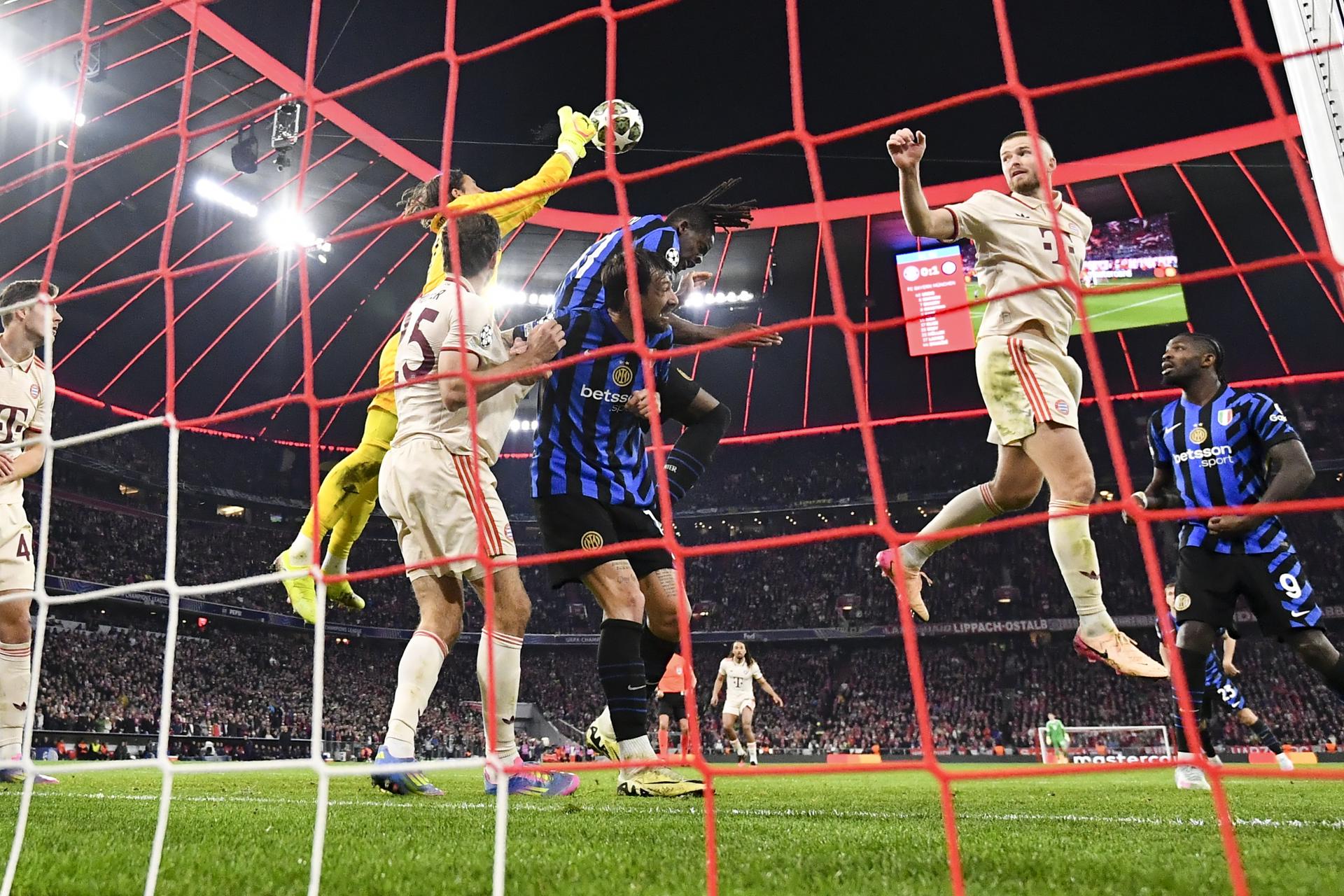 El portero del Inter Yann Sommer of Inter (I) en actión ante Konrad Laimer, del Bayern Múnich (d), durante la ida de cuartos de final de la UEFA Champions League jugado en Múnich, Alemania. EFE/EPA/ANNA SZILAGYI
