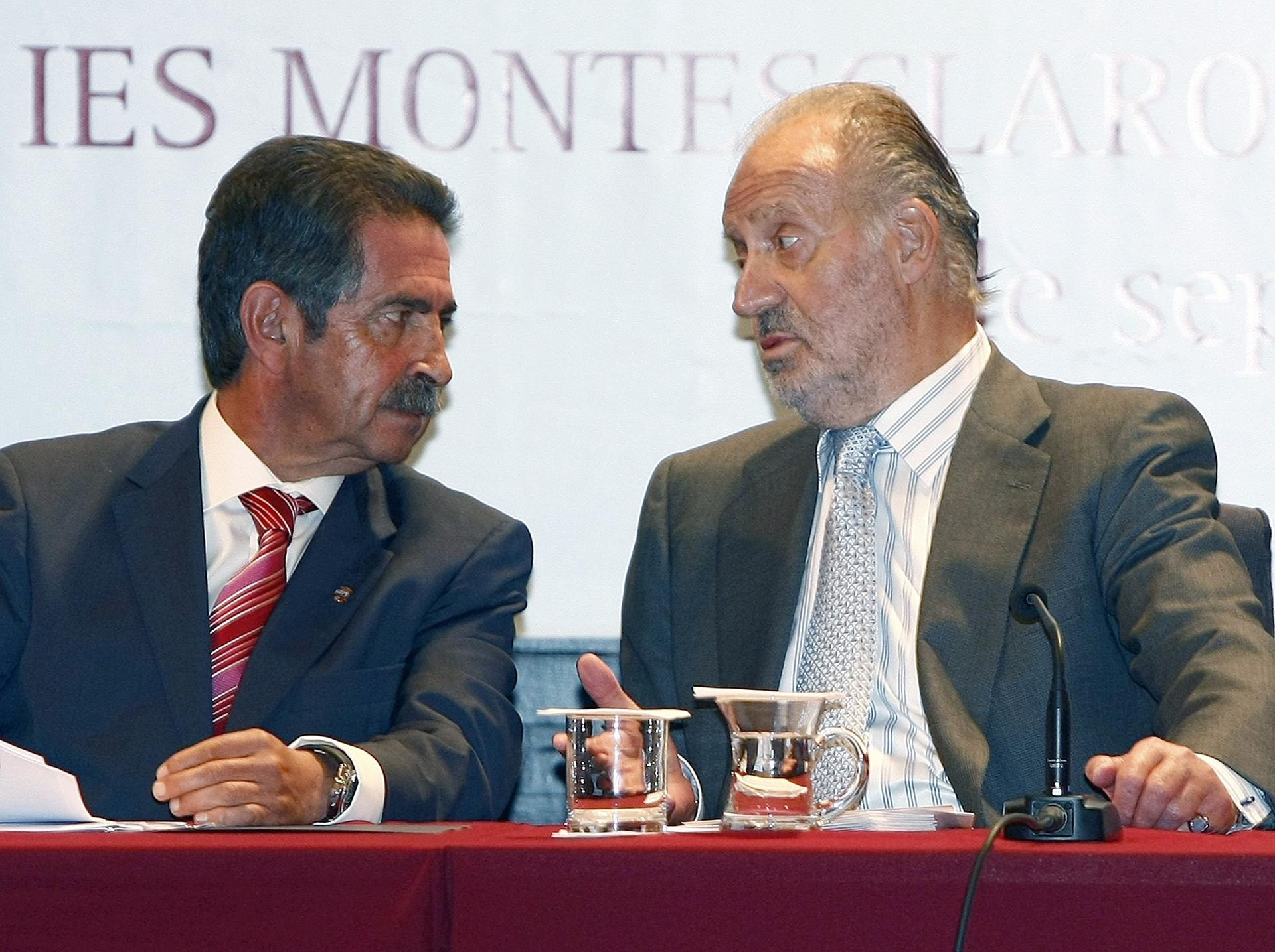 Imagen de archivo del rey Juan Carlos conversando con el presidente de Cantabria, Miguel Angel Revilla. EFE/Esteban Cobo.