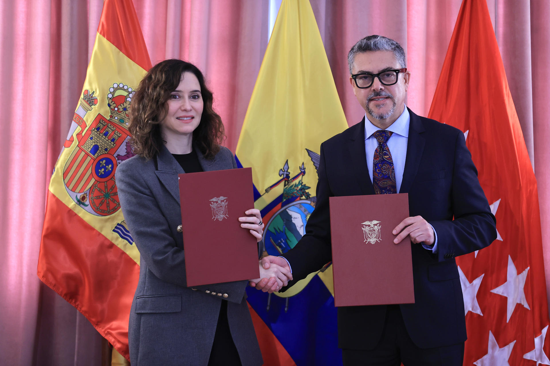 La presidenta de la Comunidad de Madrid, Isabel Díaz Ayuso, junto al ministro de Relaciones Exteriores y Movilidad Humana de Ecuador, Alejandro Dávalos, posan luego de firmar un convenio este miércoles, en Quito (Ecuador). EFE/José Jacome