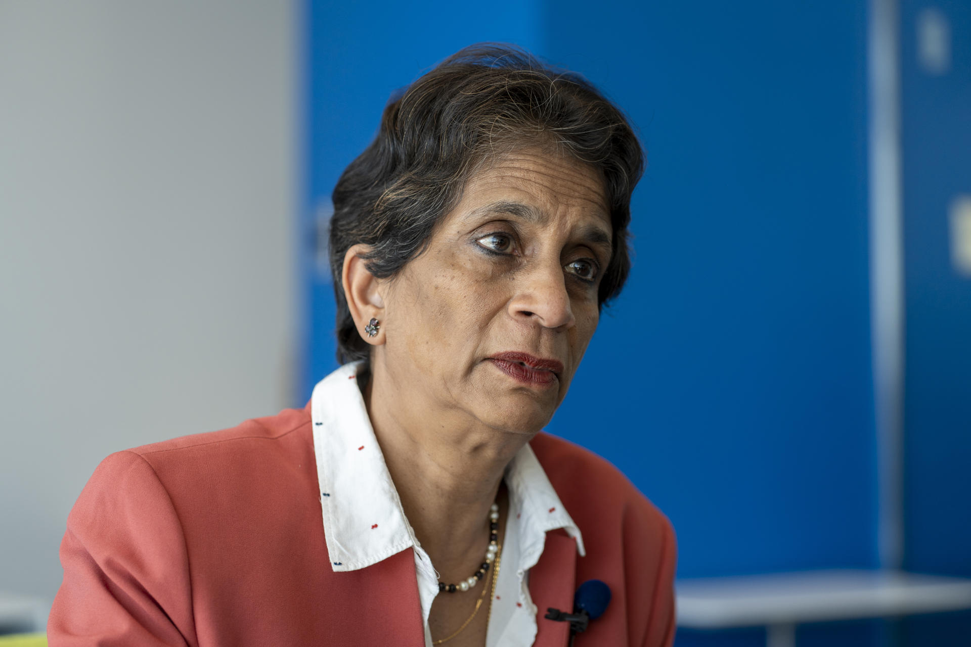 La subsecretaria general de Naciones Unidas y directora regional para Asia y el Pacífico en el Programa de las Naciones Unidas para el Desarrollo, Kanni Wignaraja, habla durante una entrevista con EFE este martes, en Nueva York (Estados Unidos). EFE/ Ángel Colmenares