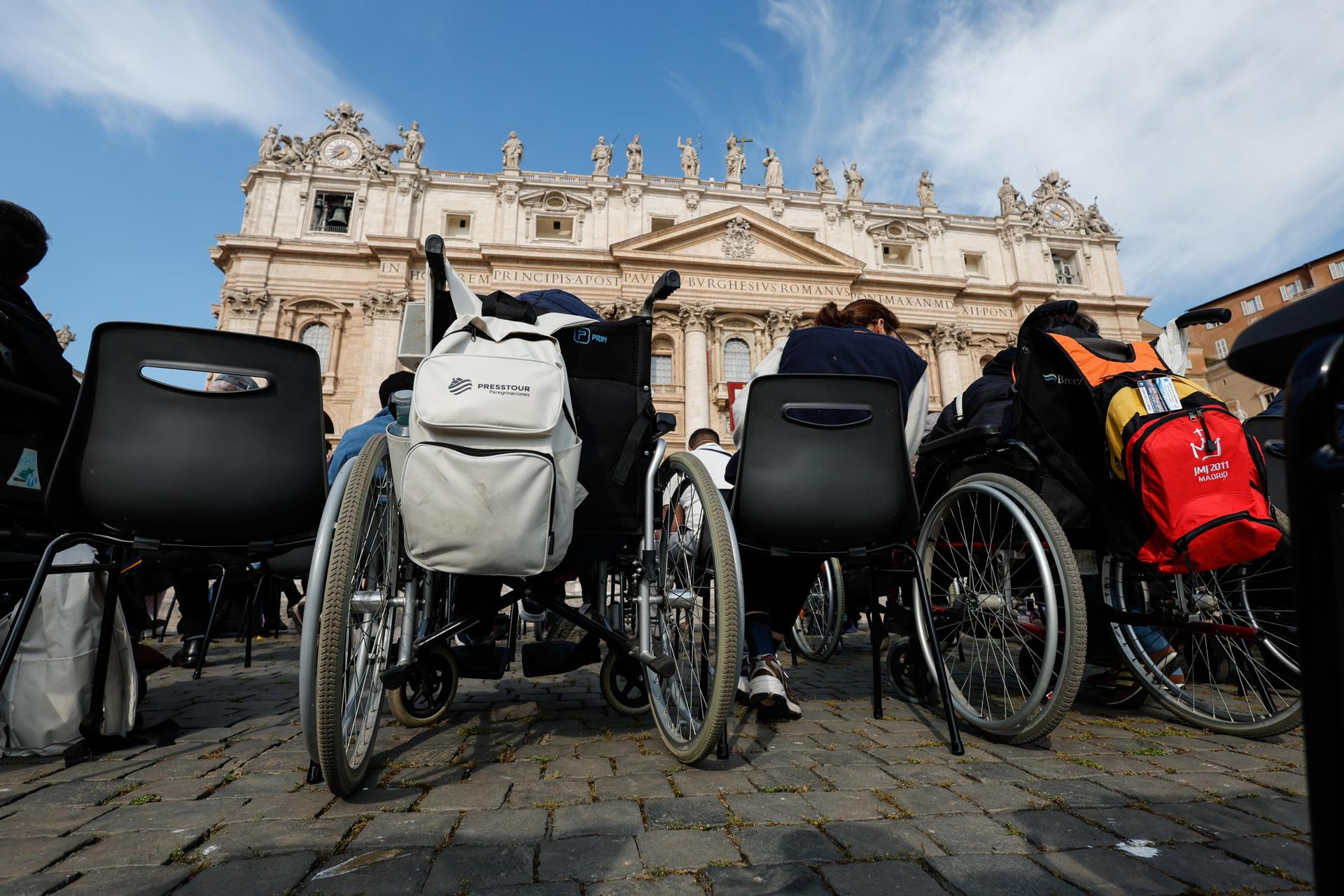 VATICAN CITY (Vatican City State (Holy See)), 06/04/2025.- Asistentes a la misa por los enfermos celebrada en la Plaza de San Pedro, en El Vaticano. EFE/EPA/GIUSEPPE LAMI