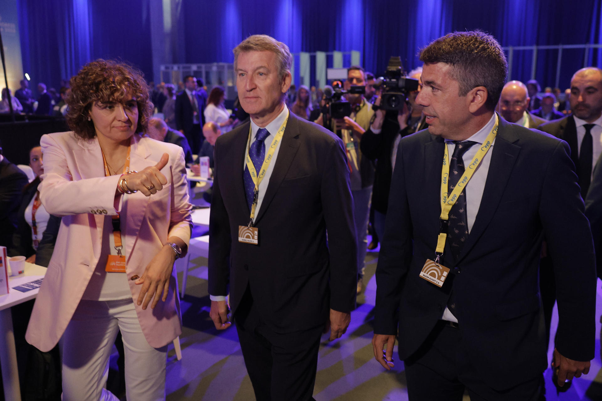 El presidente del Partido Popular, Alberto Núñez Feijó (c), el presidente de la Generalitat valenciana, Carlos Mazón (d), y la eurodiputada Dolors Montserrat, a su llegada a la segunda jornada del congreso del Partido Popular Europeo en Valencia, este miércoles. EFE/ Kai Försteling