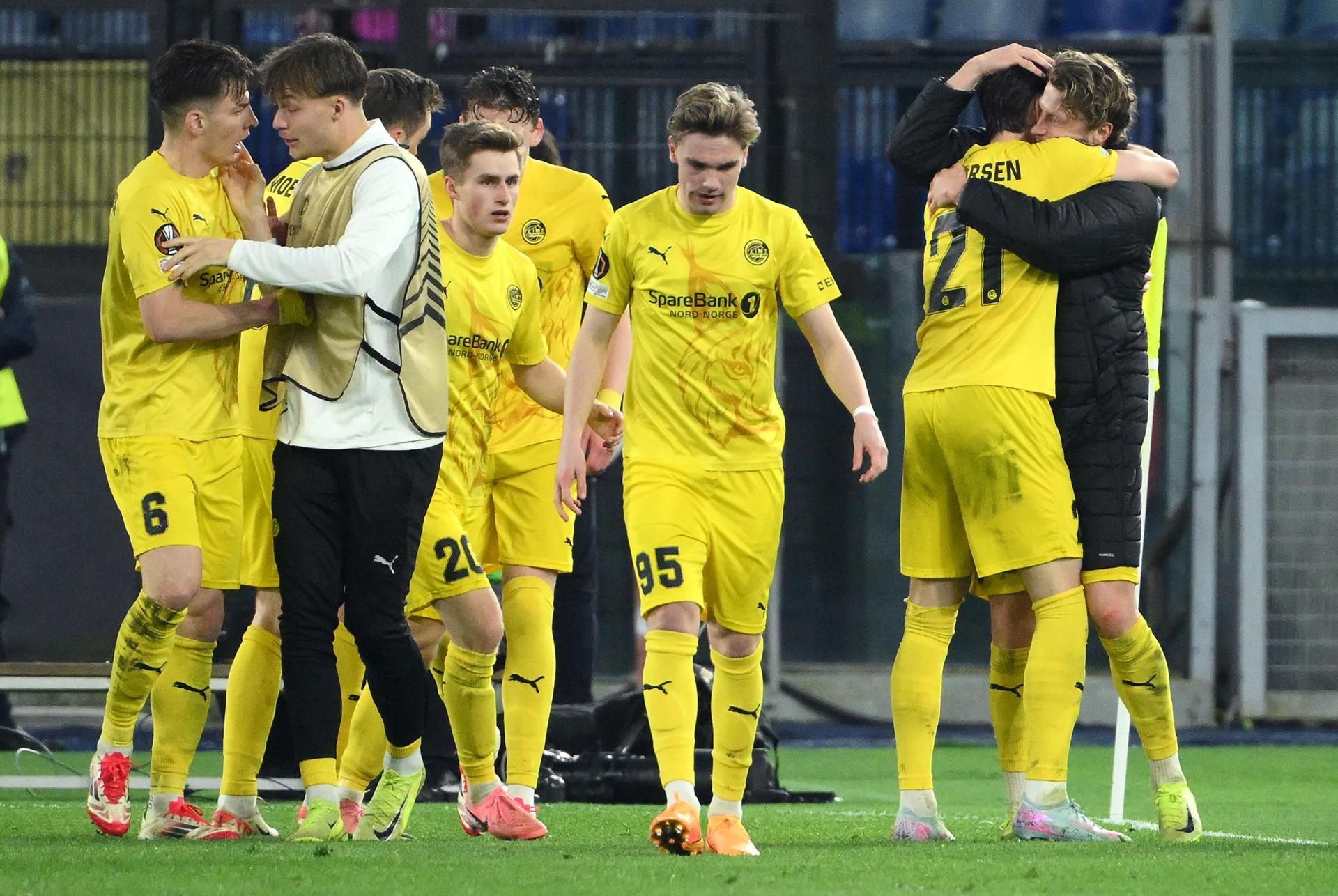 Jugadores del Bodo Glimt celebran su clasificación a semifinales de la Liga Europa tras eliminar a la Lazio. EFE/EPA/ETTORE FERRARI