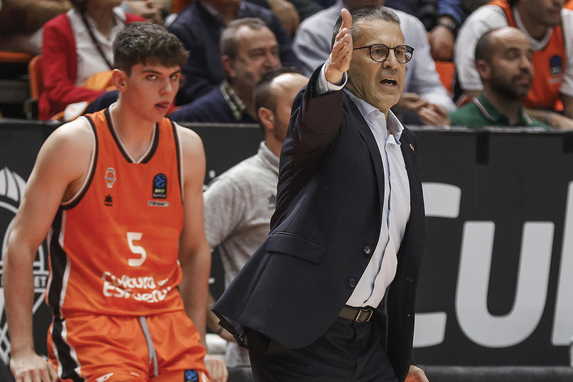 El entrenador del Valencia Basket Pedro Martínez (d) durante la semifinales de la Eurocopa disputada ante el Hapoel Tel Aviv, el 2 de abril en el pabellón de la fuente San Luis. EFE/ Miguel Ángel Polo