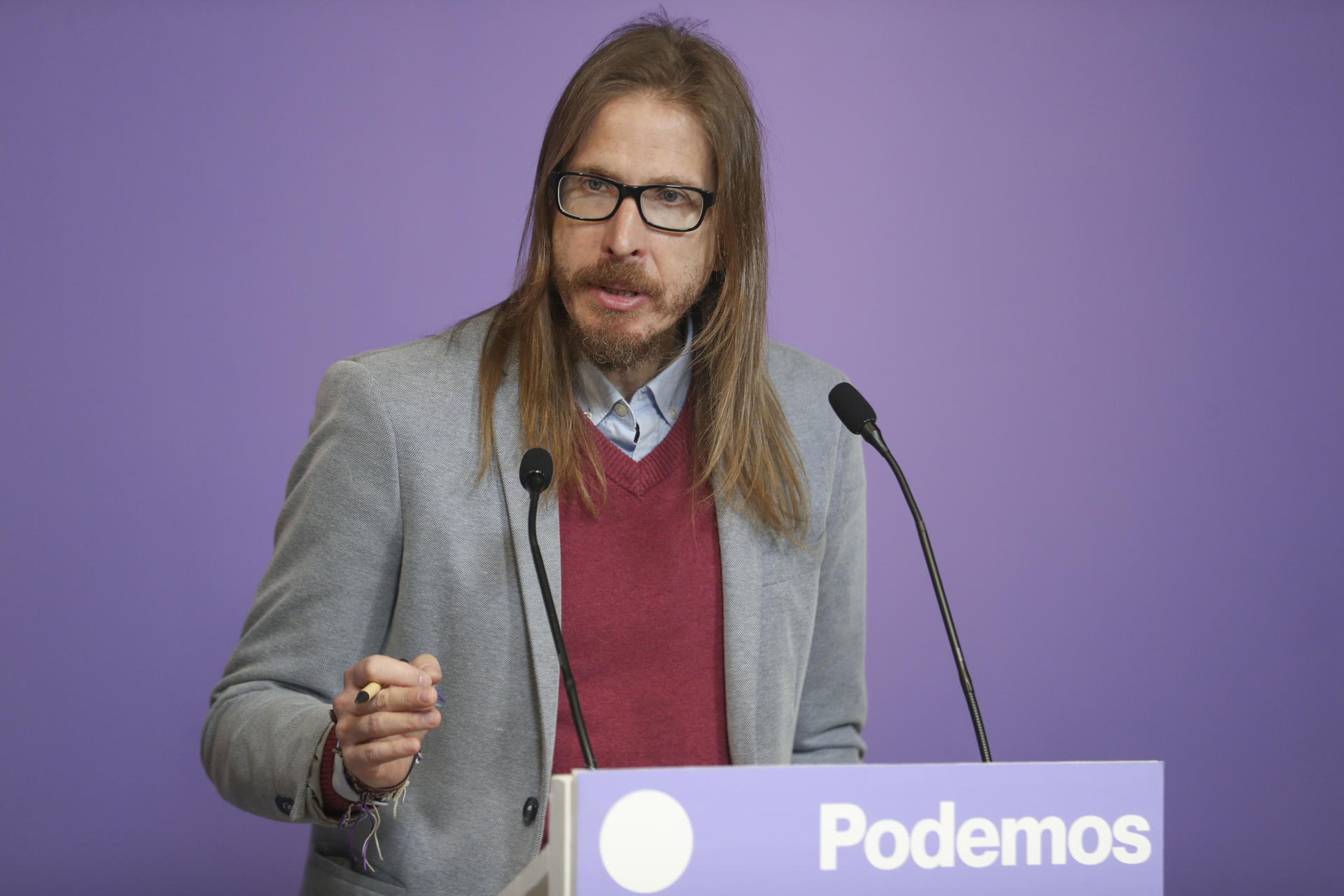 El portavoz de Podemos, Pablo Fernández, ofrece una rueda de prensa en Madrid, este lunes. EFE/ Alberto Aguado