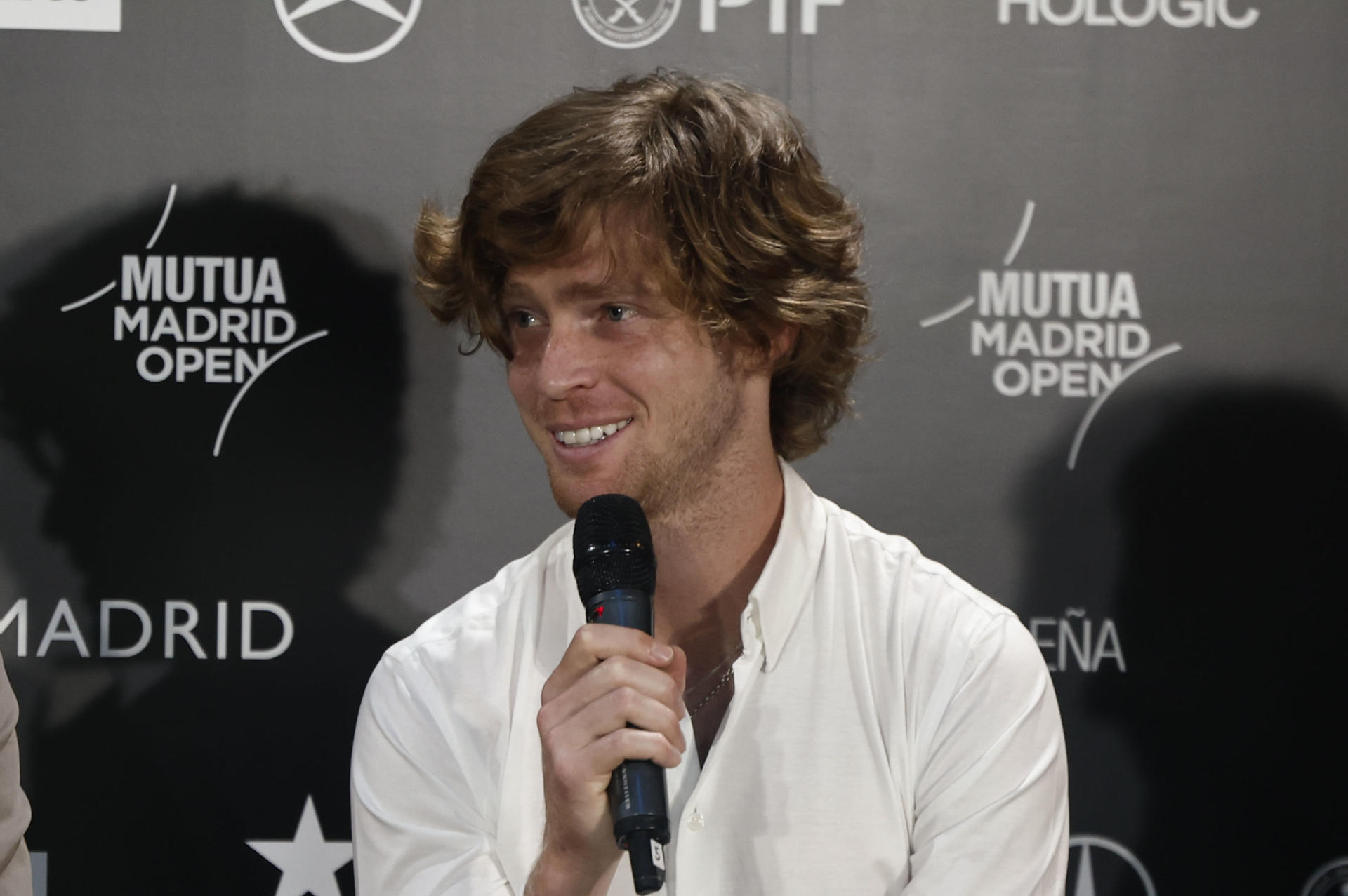 El tenista ruso Andrey Rublev, último ganador del Mutua Madrid Open, el ruso Andrey Rublev, durante la presentación de la 23 edición del torneo. EFE/ Sergio Pérez