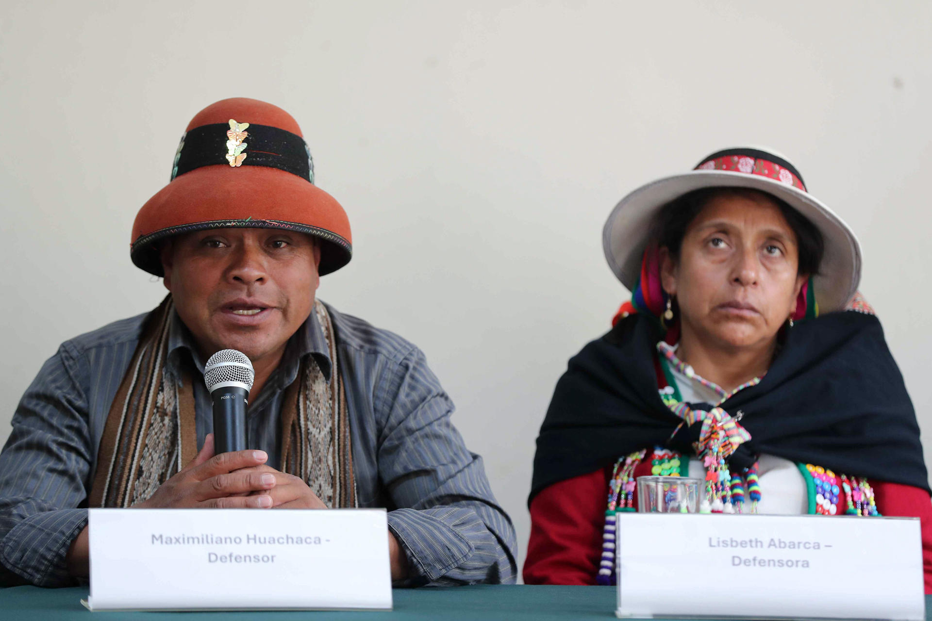 Los líderes comunales Maximiliano Huachaca (i) y Lisbeth Abarca, absueltos tras haber sido sentenciados a penas de entre 8 y 9 años de cárcel por su participación en 2015 en unas protestas contra la gran mina de cobre Las Bambas, durante una rueda de prensa, en Lima (Perú). EFE/Paolo Aguilar