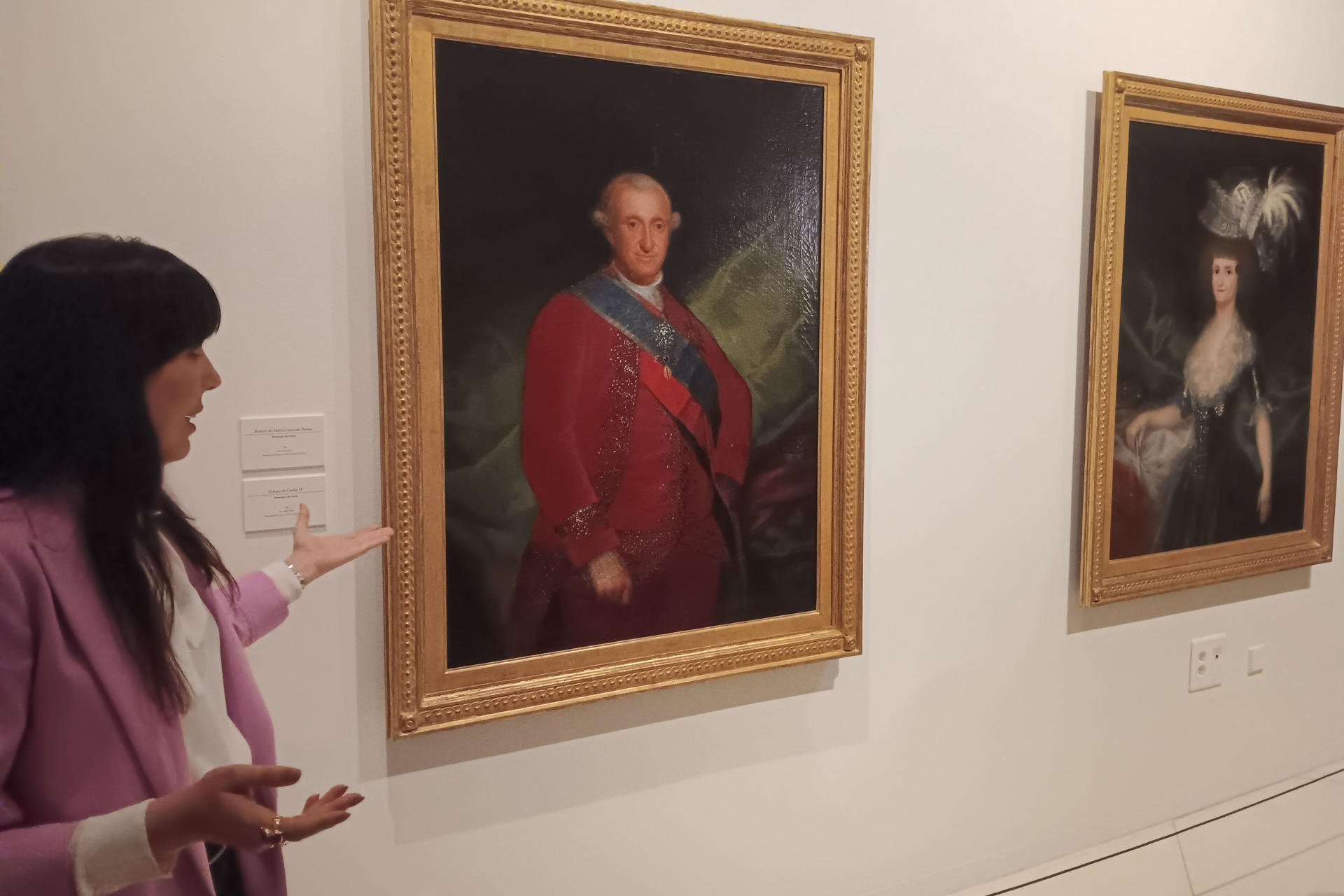 La comisaria de la exposición, María Toral, muestra algunas de las obras del Museo de Bellas Artes de Badajoz (MUBA), durante la inauguración de la muestra Goya y su legado, que exhibe obras del pintor aragonés de su propiedad, algunas de ellas de reciente adquisición, y otras cedidas, con el objetivo de acercar al ciudadano a un artista más vigente que nunca a tenor de cómo está el mundo. EFE/cJosé Luis Real