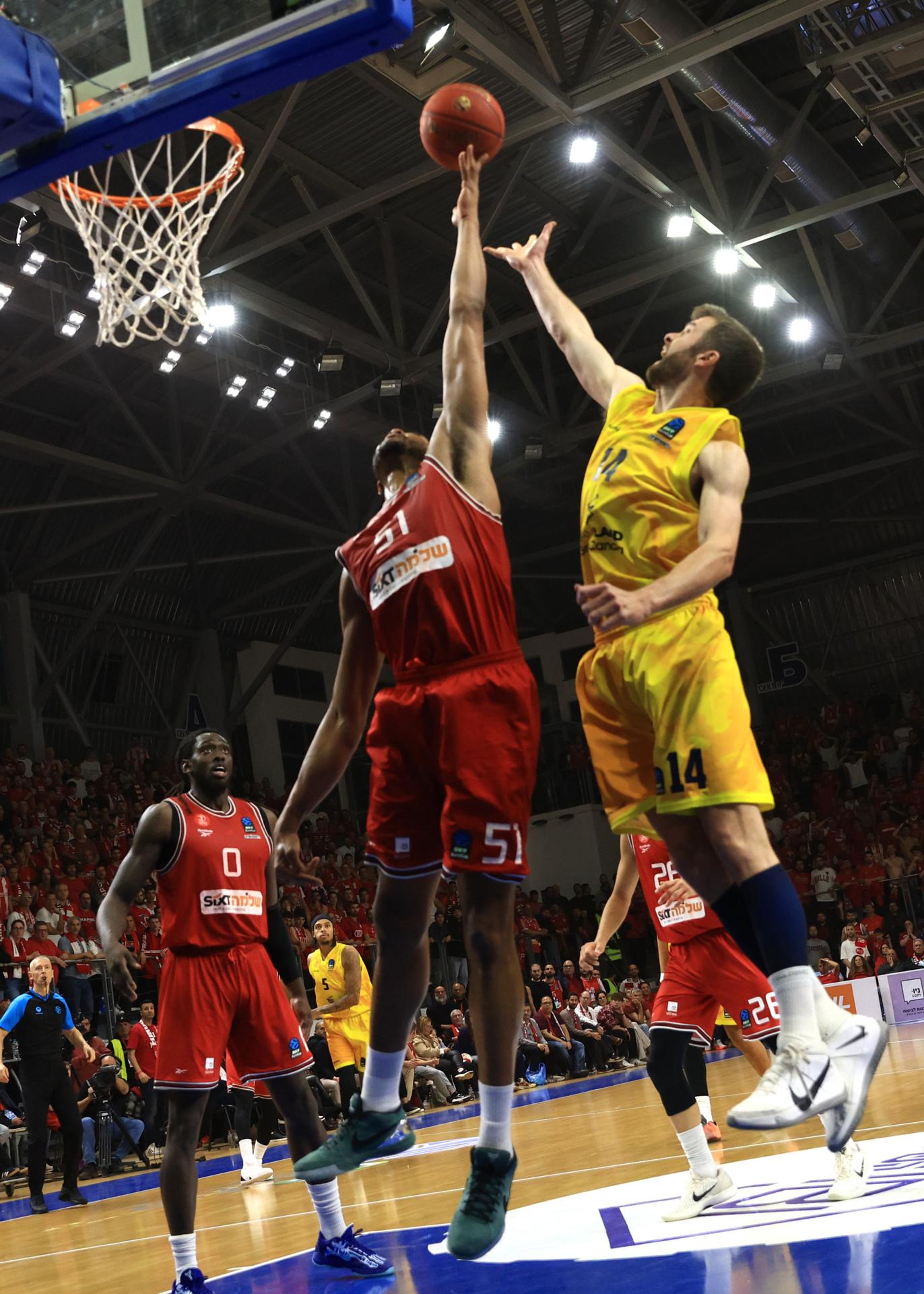 Bruno Caboclo (I), del Hapoel Shiomo Tel Aviv Roster, en acción ante John Shurna (d), del Dreamland Gran Canaria, durante el partido de la EuroCup basketball jugado en Samokov, Bulgaria. EFE/EPA/VASSIL DONEV