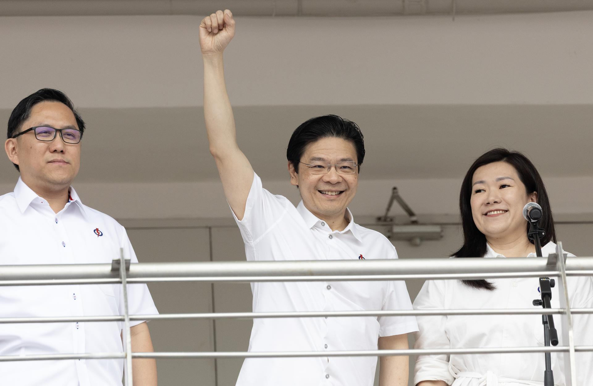 Singapore (Singapore), 23/04/2025.- Singapore’s Prime Minister Lawrence Wong (C) gestures after his speech beside fellow People’s Action Party (PAP) team members Alex Yam (L) and Hany Soh at a nomination center in Singapore, 23 April 2025. Candidates for the 19th general election filed their nomination papers as the country prepares to vote on 03 May 2025 to elect 97 members of Parliament across 33 constituencies.  (Elecciones, Singapur) EFE/EPA/HOW HWEE YOUNG