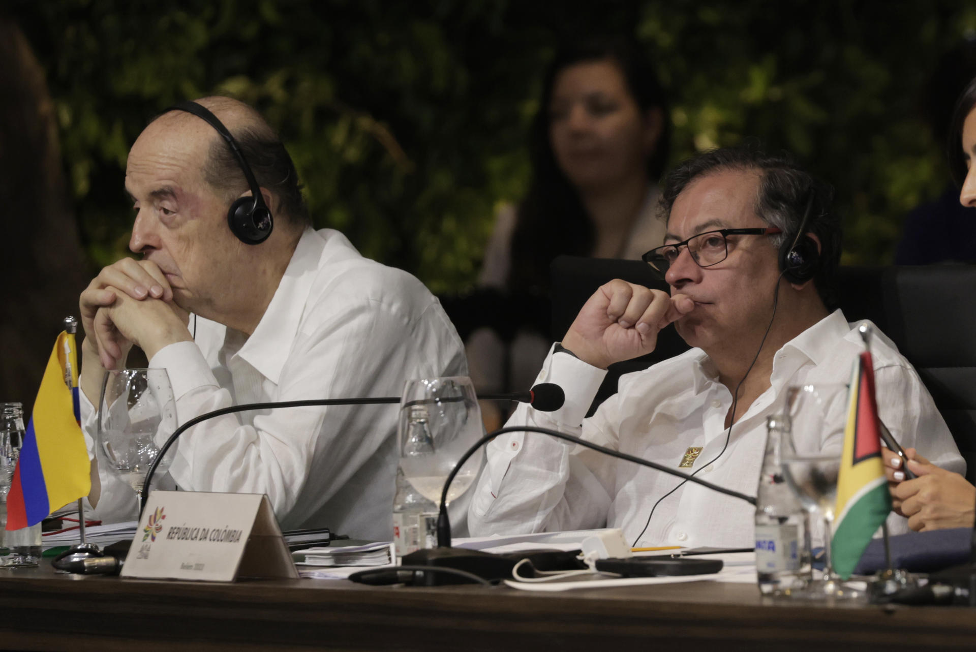 Fotografía de archivo del presidente de Colombia, Gustavo Petro (d), y el excanciller de Colombia Álvaro Leyva (i), en Belém (Brasil). EFE/ Antonio Lacerda