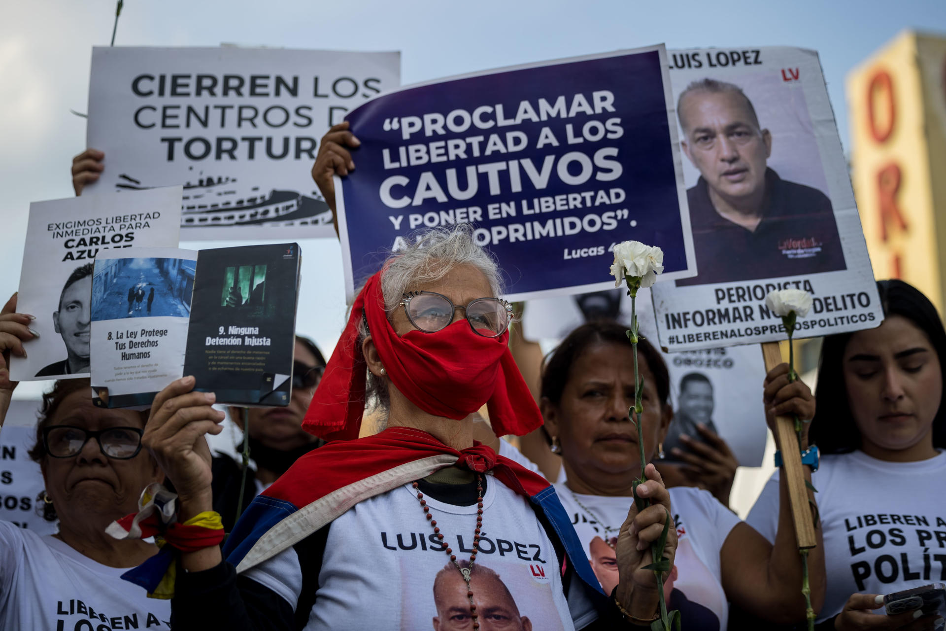 Un grupo de personas participa en una manifestación este jueves, frente al Helicoide en Caracas (Venezuela). EFE/ Miguel Gutiérrez