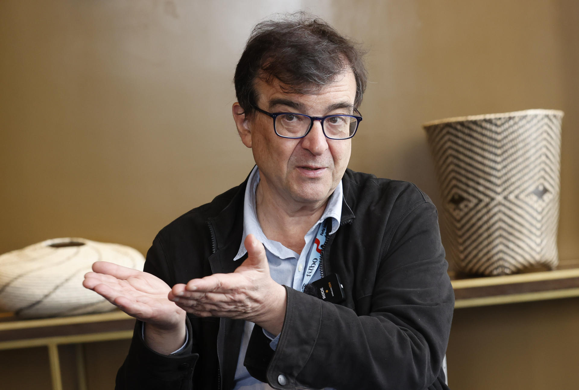 Fotografía del 26 de abril de 2025 del escritor español Javier Cercas hablando durante una entrevista con EFE en la XXXVII Feria Internacional del Libro de Bogotá (FilBo) en Bogotá (Colombia). EFE/ Mauricio Dueñas Castañeda