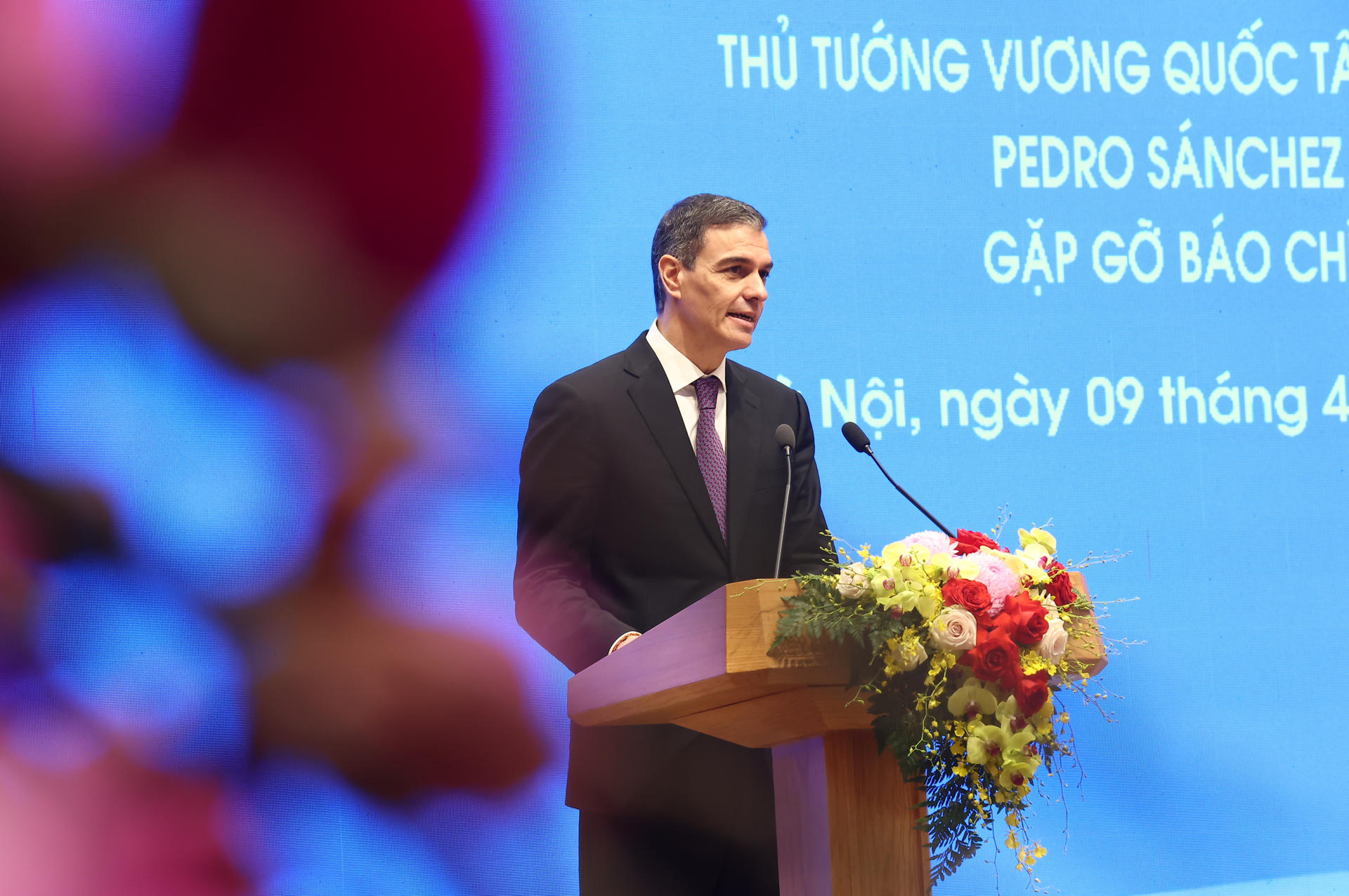 El presidente del Gobierno español, Pedro Sánchez, y el primer ministro de Vietnam, Pham Minh Chinh, presidieron este miércoles la firma de una serie de acuerdos bilaterales para avanzar hacia una relación estratégica integral que ambos prevén sellar próximamente. La firma de acuerdos tuvo lugar en la Oficina del Gobierno vietnamita. EFE/ Fernando Calvo/ Pool Moncloa SOLO USO EDITORIAL/SOLO DISPONIBLE PARA ILUSTRAR LA NOTICIA QUE ACOMPAÑA (CRÉDITO OBLIGATORIO)