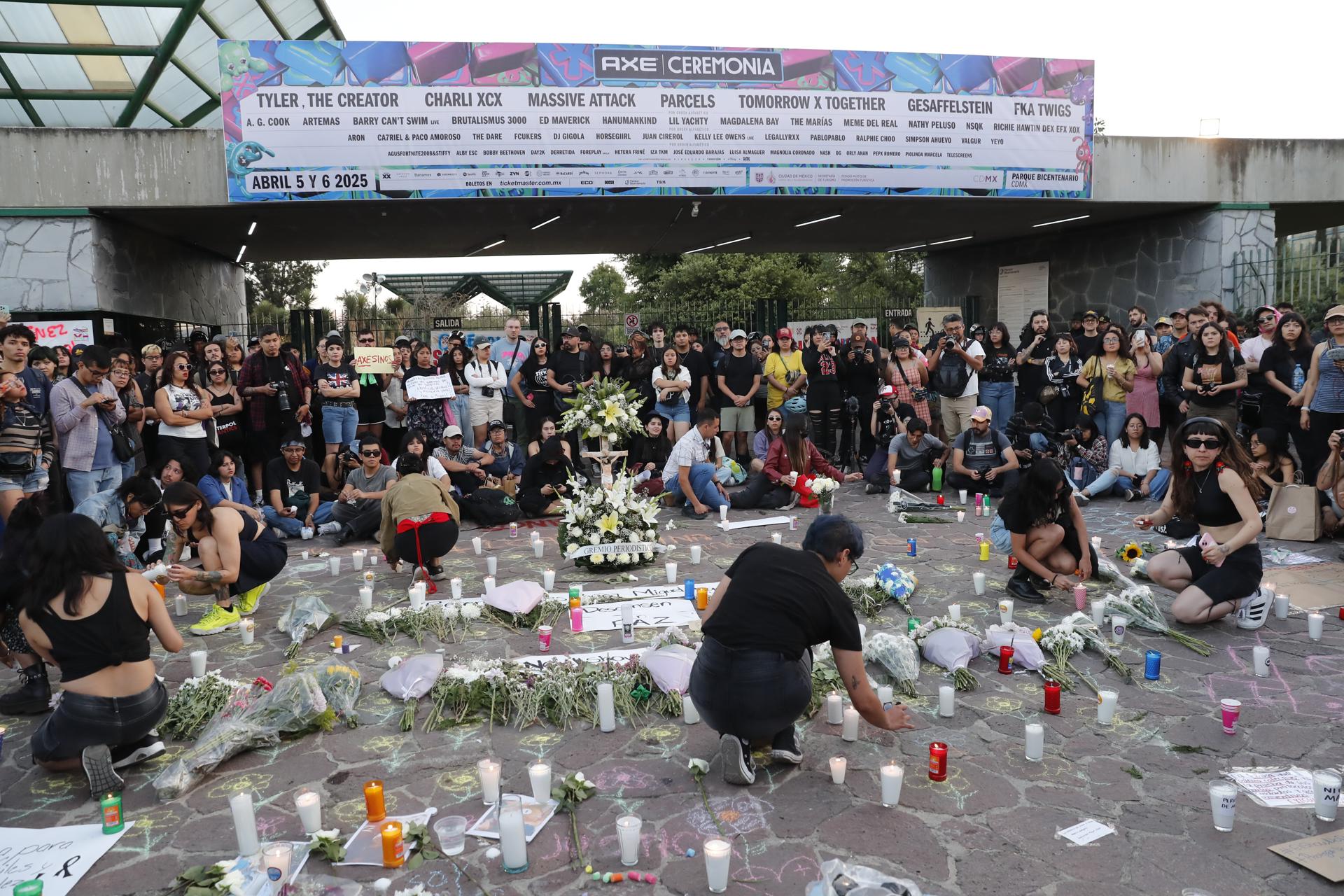 Amigos y compañeros de los fotógrafos Berenice y Miguel, fallecidos durante la cobertura del Festival AXE Ceremonia, protestan este domingo, en el Parque Bicentenario de Ciudad de México (México). EFE/ Mario Guzmán