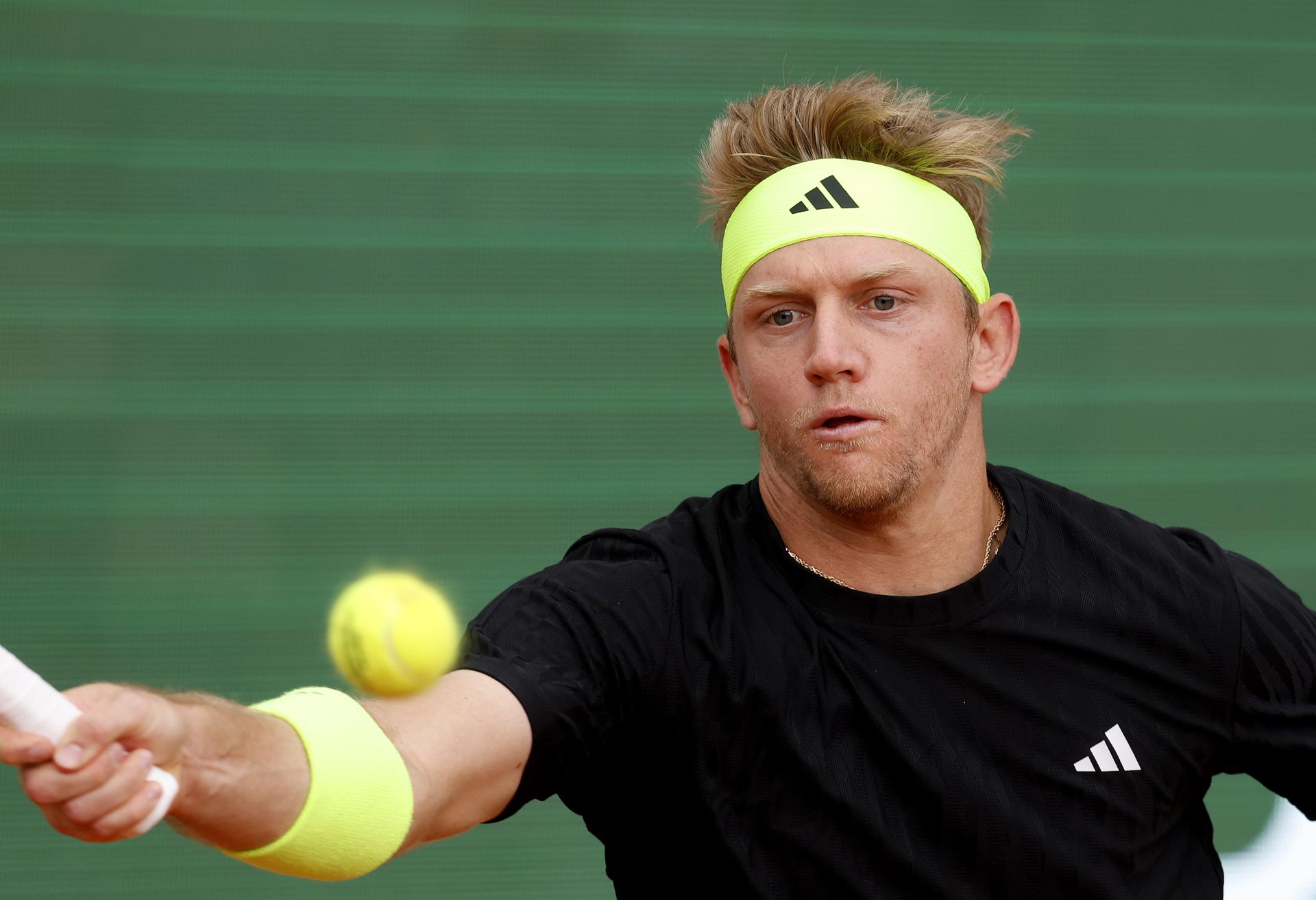 El español Alejandro Davidovich en acción durante su partido de cuartos de final contra el australiano Alexei Popyrin en el torneo de tenis de MontecarloEFE/EPA/SEBASTIEN NOGIER