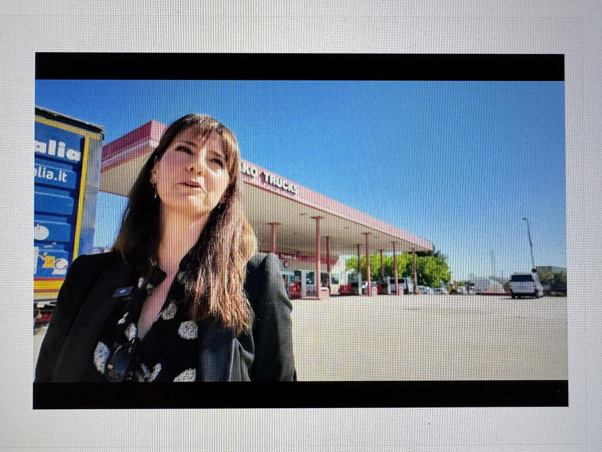 Captura de pantalla del vídeo, con la imagen de la magistrada Lucía Mayordomo, de guardia en su partido judicial el 29 de octubre y que trabajó desde el puesto de mando avanzado que montó en una gasolinera de la localidad de Paiporta.