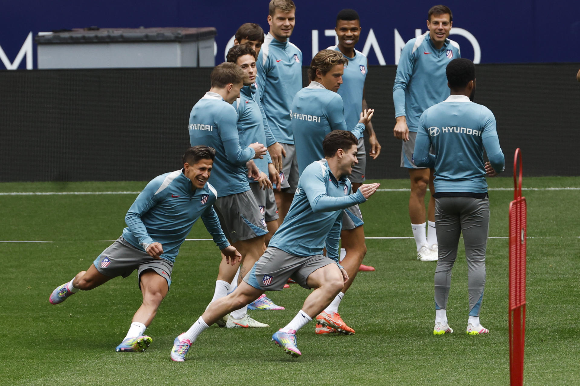 Giuliano Simeone persigue a Julián Alvarez en un ejercicio del entrenamiento de este domingo. EFE/ Juan Carlos Hidalgo