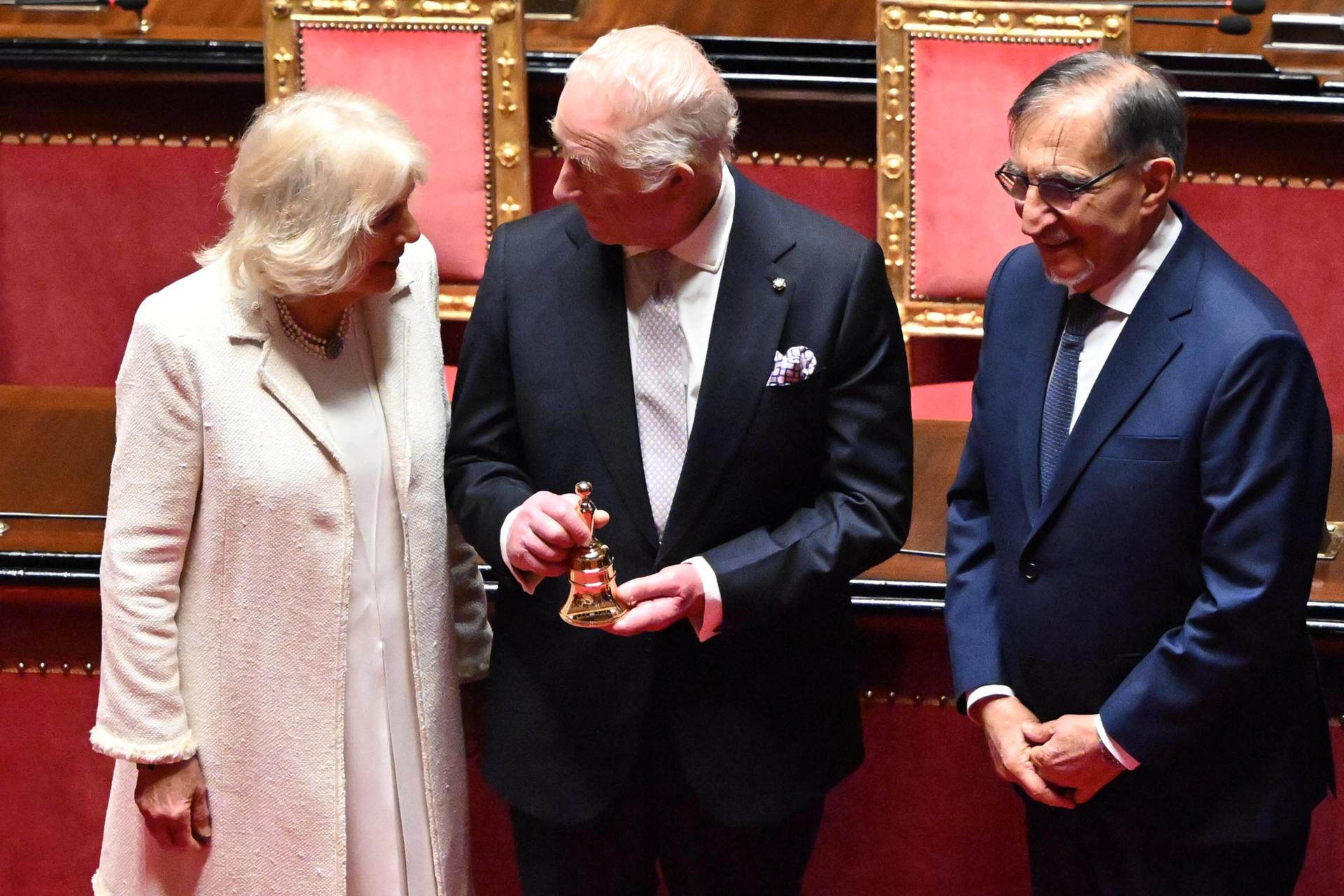 El Presidente del Senado, Ignazio La Russa (R), presenta al Rey de Gran Bretaña, Carlos III (C), y a la Reina Camila (L) la reproducción de la campana del Senado, la llamada 'martinella', en la Sala Legislativa como parte de su visita al Parlamento Italiano en Roma, Italia, el 09 de abril de 2025. (Italy, United Kingdom, Rome) EFE/EPA/MAURIZIO BRAMBATTI