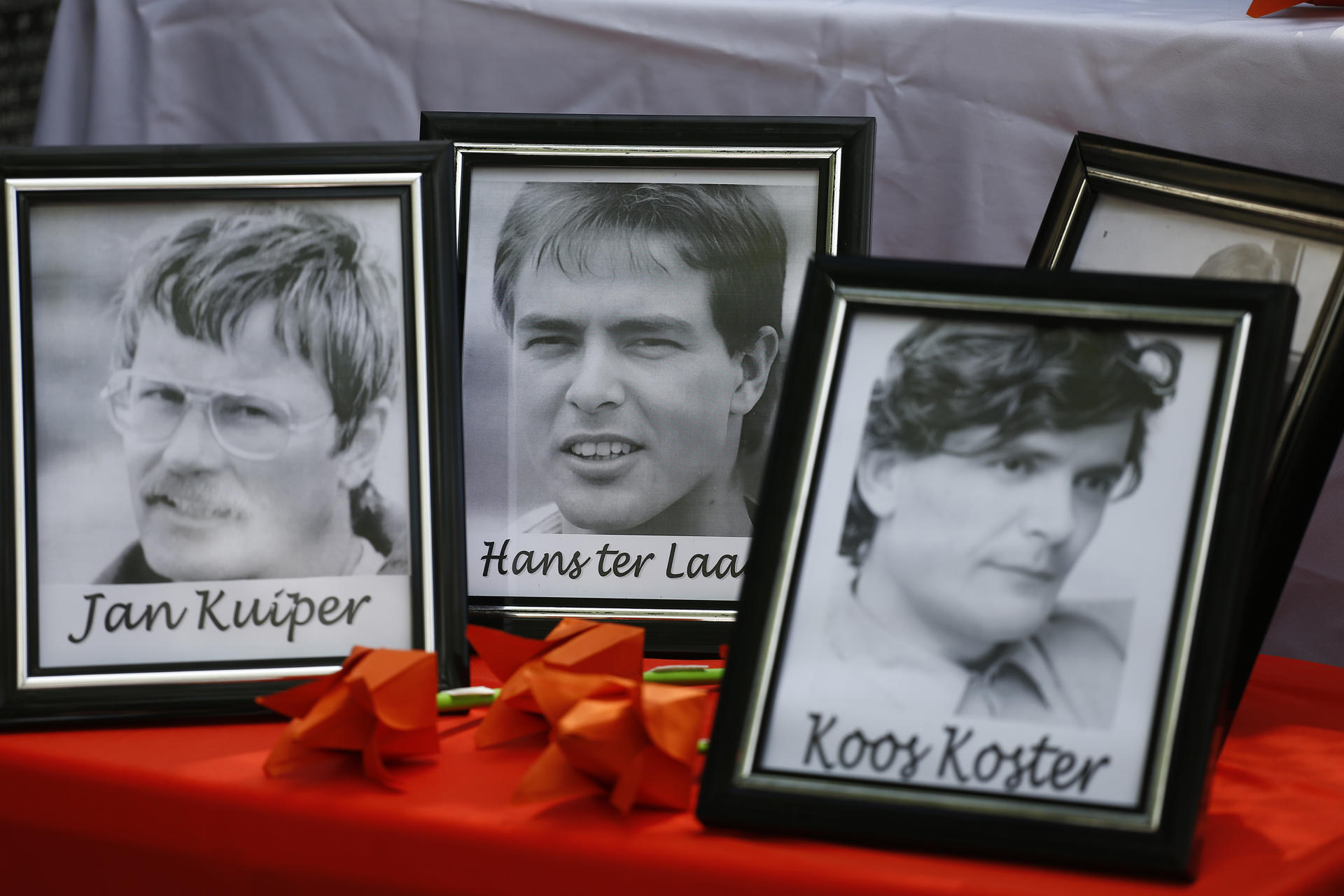 Fotografía que muestra los retratos de los periodista holandeses asesinados durante una emboscada militar en 1982 este martes, en el parque cuscatlán en San Salvador (El Salvador). EFE/ Rodrigo Sura