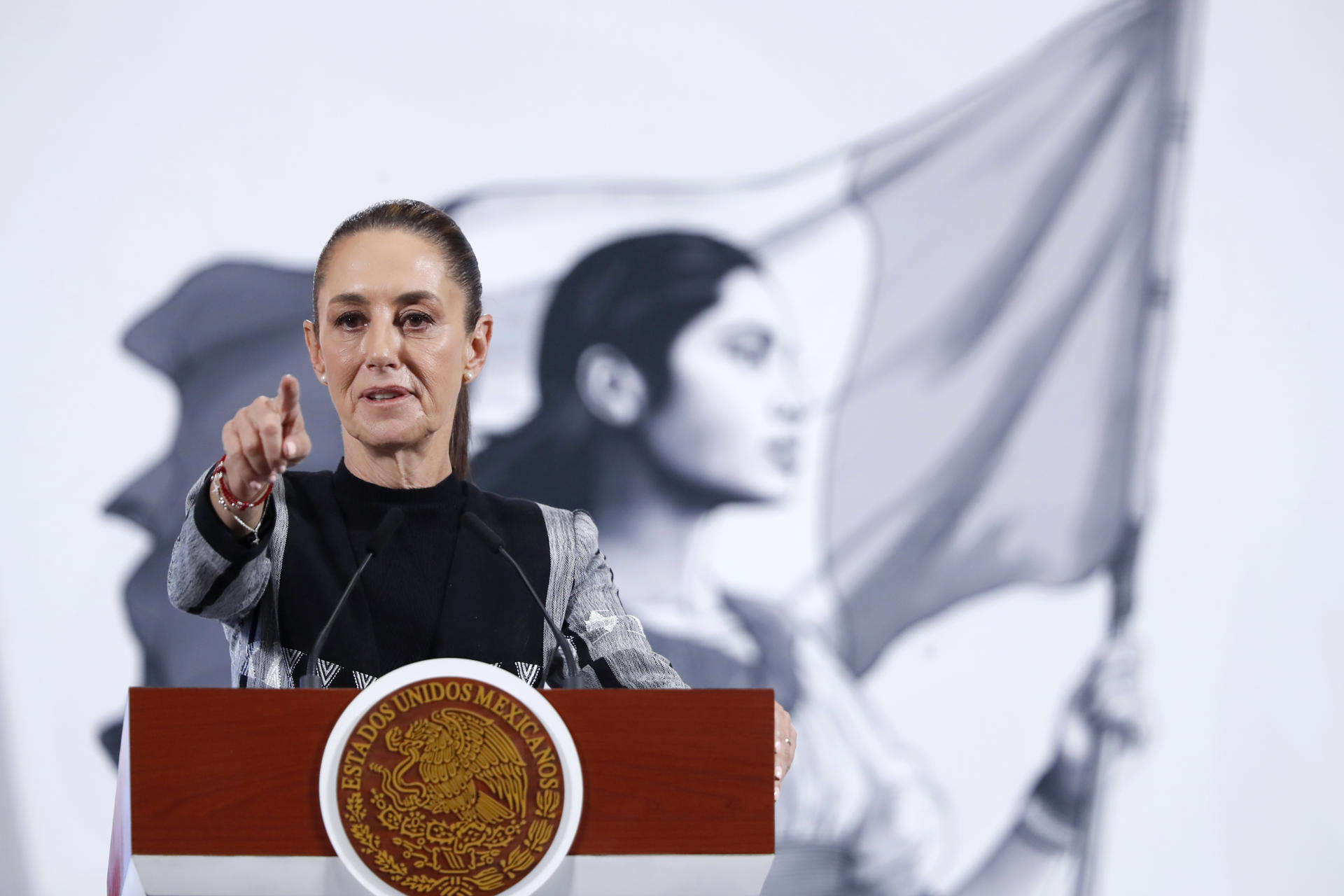 La presidenta de México, Claudia Sheinbaum, participa este martes en su conferencia matutina en Palacio Nacional de la Ciudad de México (México). EFE/Mario Guzmán
