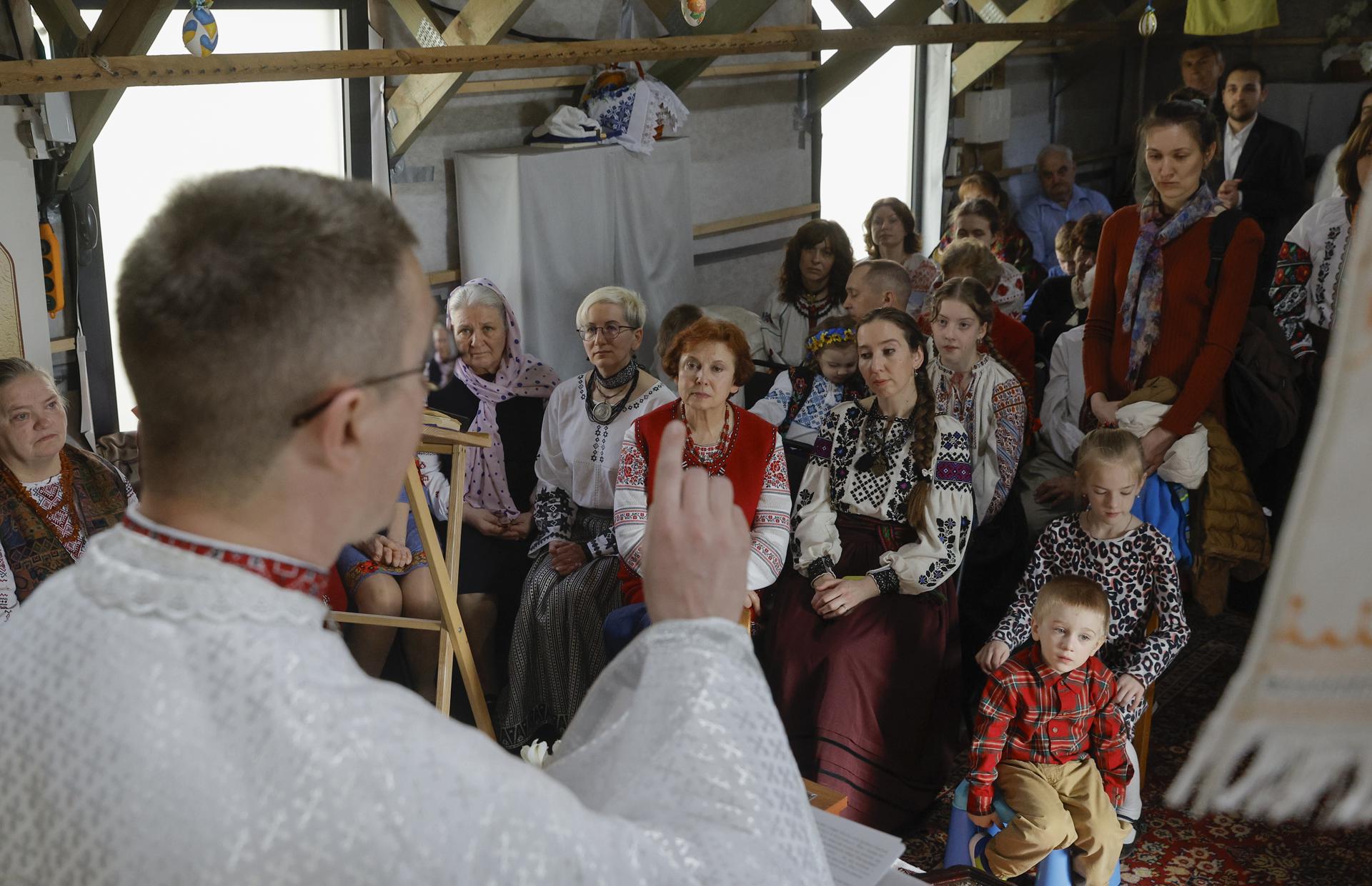 Imagen de una misa pascual el 20 de abril en Kiev. EFE/EPA/SERGEY DOLZHENKO