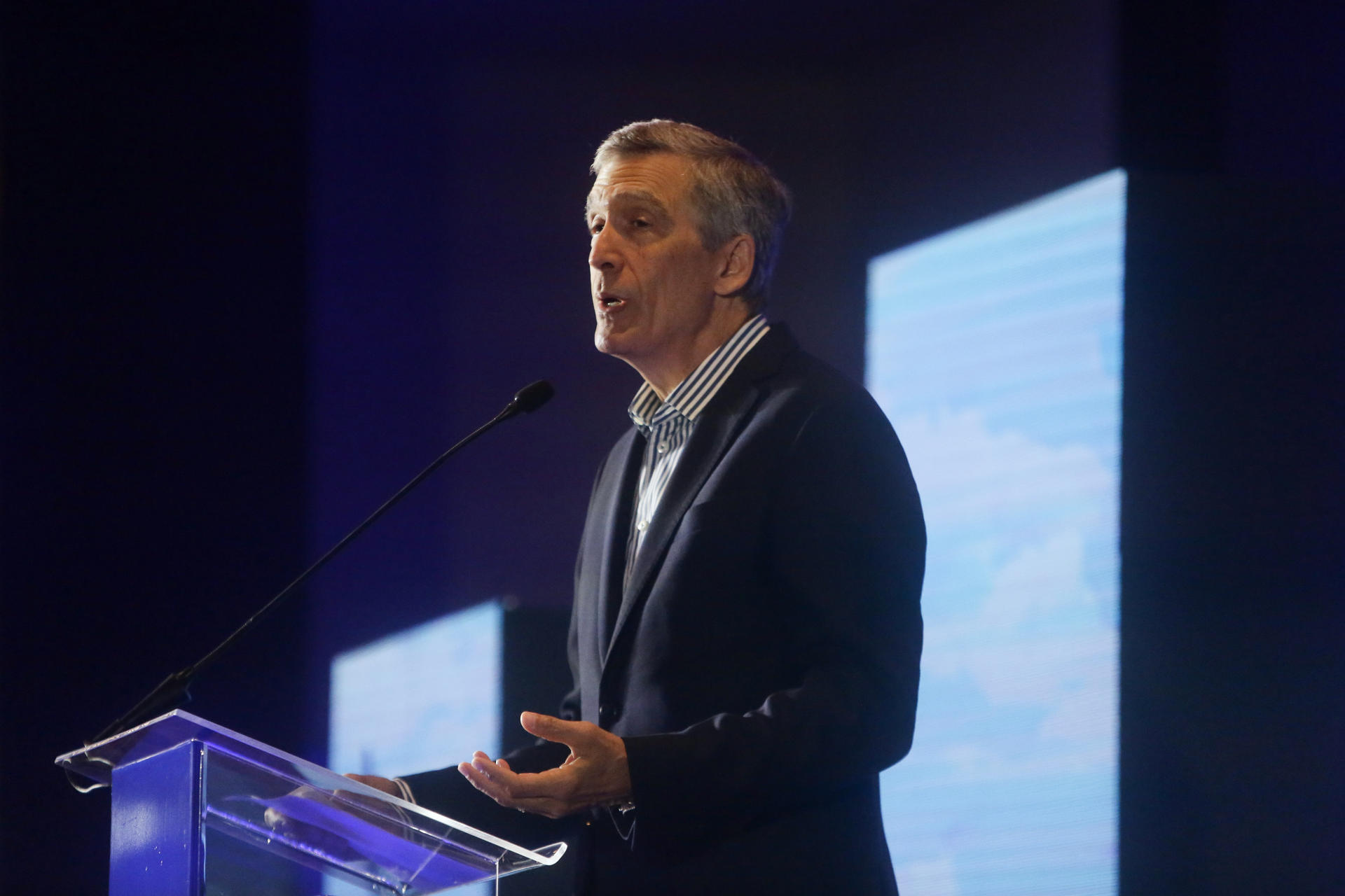 El presidente ejecutivo de Copa Airlines, Pedro Heilbron, habla durante la presentación de los planes e iniciativas para este año de la empresa este jueves, en Ciudad de Panamá (Panamá).EFE/ Carlos Lemos