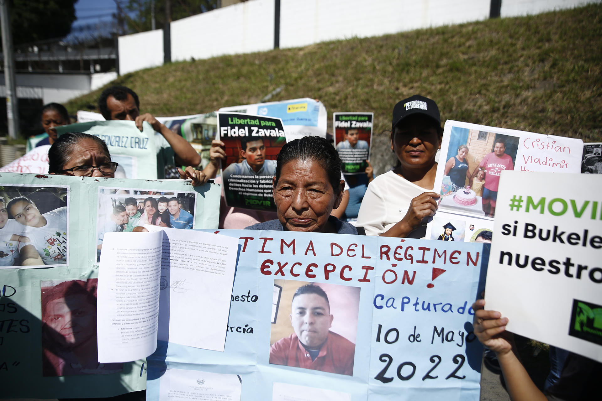 Vista general de un grupo de personas al protestar, a las afueras del centro penal La Esperanza, para exigir la libertad de presos que consideran inocentes, cerca de San Salvador (El Salvador). EFE/Rodrigo Sura