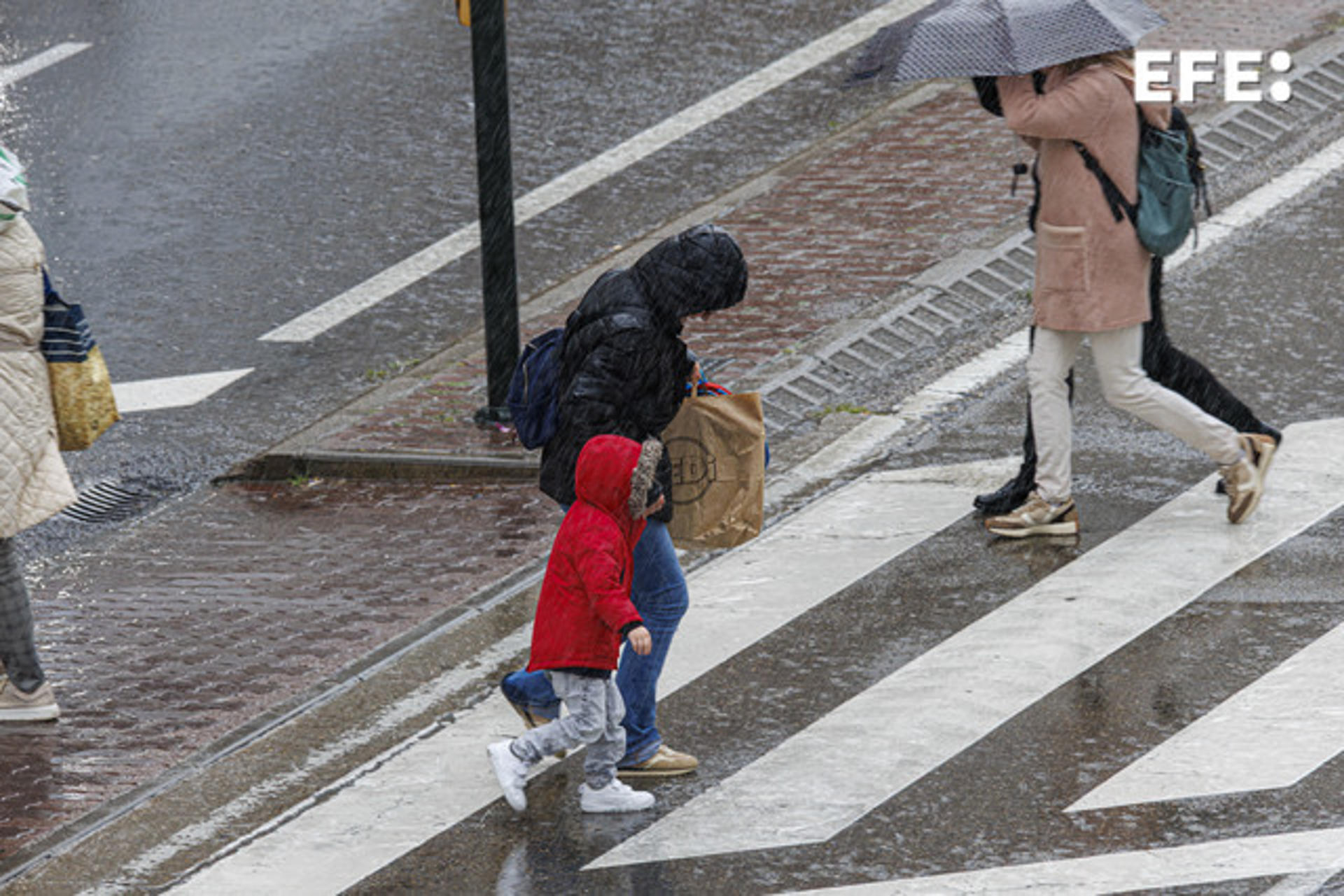 Tras el paso de un frente frÌo por la penÌnsula, la irrupciÛn de una masa de aire polar deja este martes una situación invernal con chubascos y tormentas afectando a la mayor parte de la penÌnsula. EFE/ JAVIER BELVER