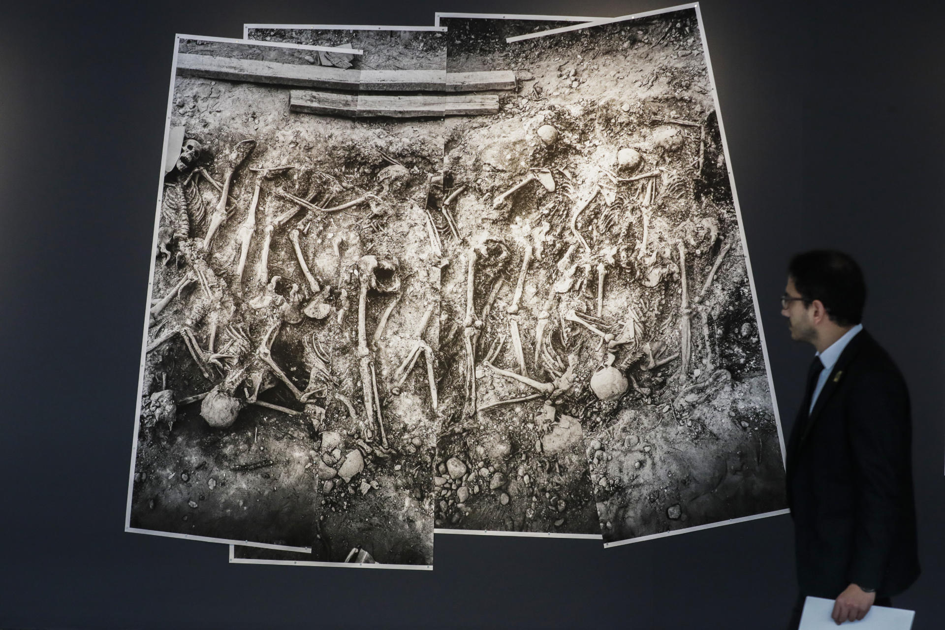 Fotografía de una obra que hace parte de la exposición 'Exhumar la memoria' este sábado, en Bogotá (Colombia). EFE/ Carlos Ortega