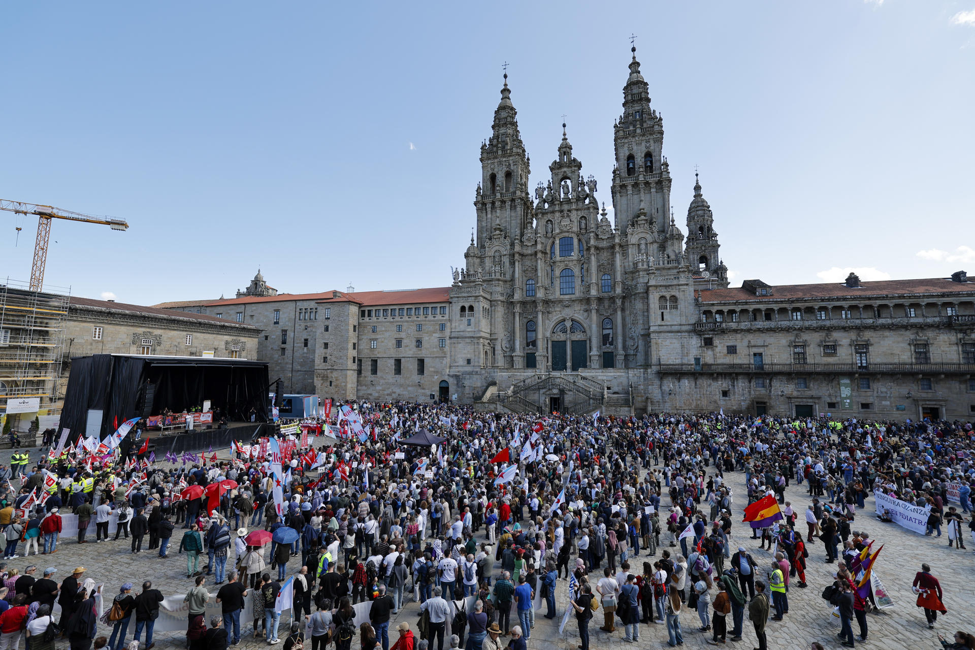 Manifestación convocada por la Plataforma SOS Sanidade Pública en rechazo de la "política de recortes, desmantelamiento y privatización" de la sanidad pública gallega, este domingo en Santiago de Compostela. EFE/Lavandeira