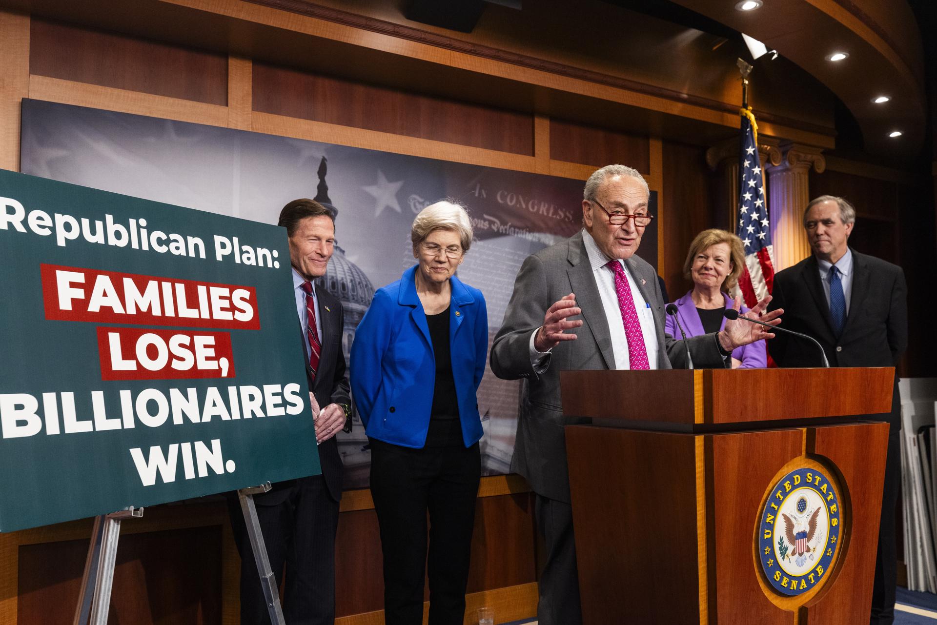 El líder de la minoría demócrata en el Senado, Chuck Schumer (C), junto con otros demócratas del Senado, habla en contra del presupuesto propuesto por los republicanos del Senado y del proyecto de ley de reconciliación fiscal, así como de los aranceles del presidente estadounidense Donald Trump, el 3 de abril de 2025. EFE/JIM LO SCALZO