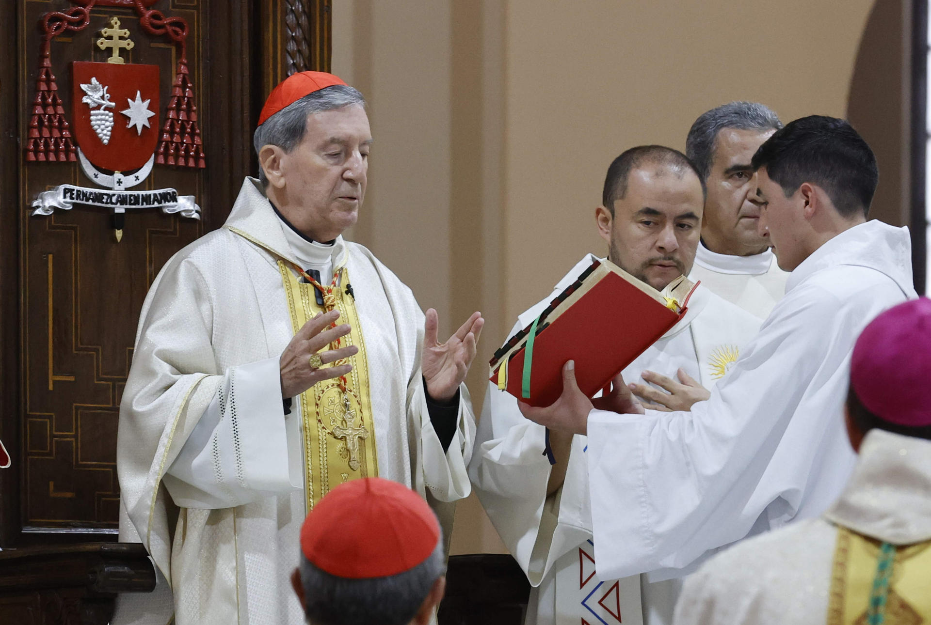El cardenal Rubén Salazar oficia una ceremonia religiosa en honor al papa Francisco este martes, en la Catedral Primada de Bogotá (Colombia). EFE/ Mauricio Dueñas Castañeda