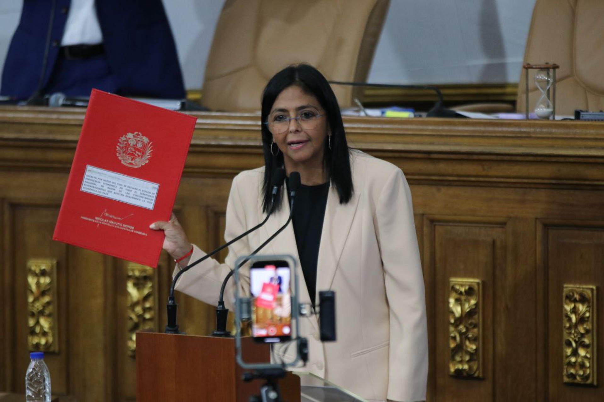 Fotografía cedida por Prensa de la Asamblea Nacional (AN), de la vicepresidenta ejecutiva y ministra de Hidrocarburos, Delcy Rodríguez, hablando en una sesión este jueves, en Caracas (Venezuela). EFE/ Prensa de la Asamblea Nacional (AN)