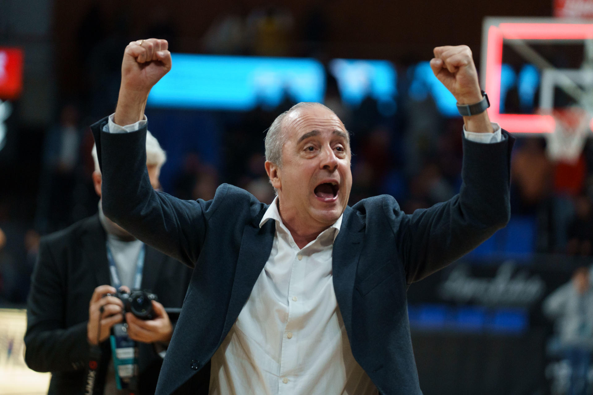 El entrenador del Laguna Tenerife, Txus Vidorreta, en una foto de l partido de ida jugado en Tenerife. por Ramón de la Rocha. EFE