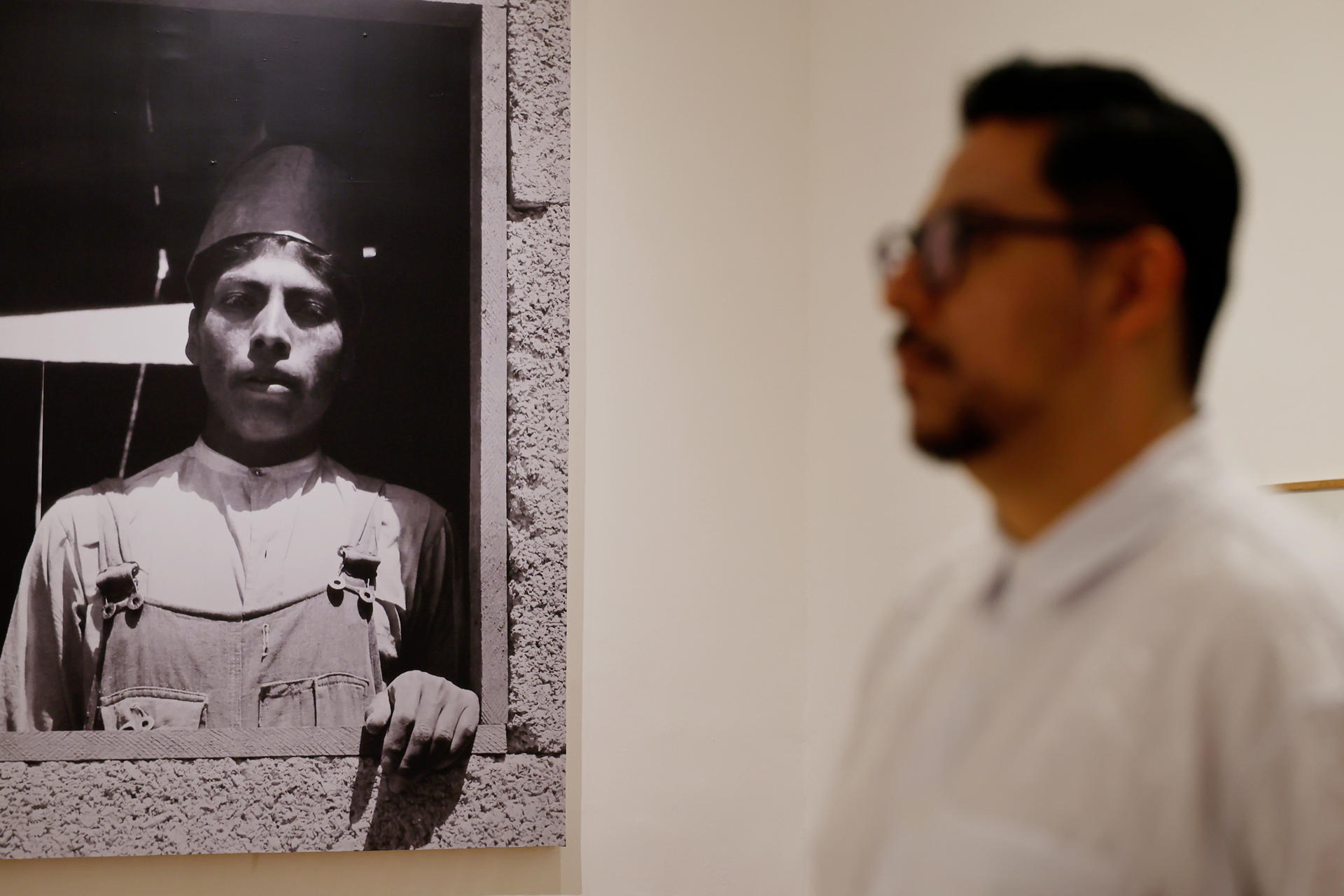 Un hombre observa la exposición 'Todas las Cosas que Suceden’ este sábado, en el Museo Cabañas de la ciudad de Guadalajara, en Jalisco (México). EFE/ Francisco Guasco
