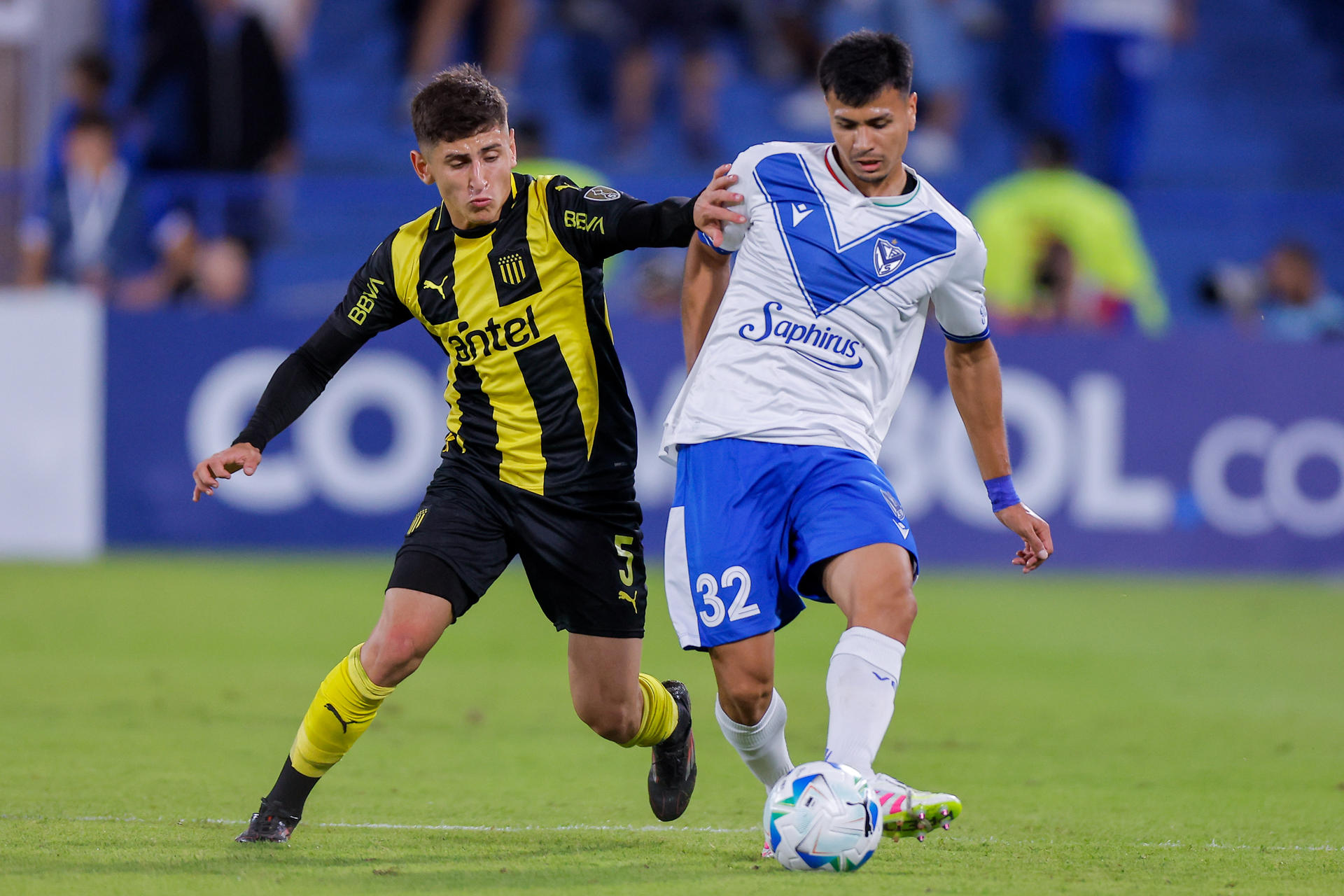 Christian Ordóñez (d) de Vélez disputa un balón con Ignacio Sosa de Peñarol en un partido de la fase de grupos de la Copa Libertadores. EFE/ Juan Ignacio Roncoroni