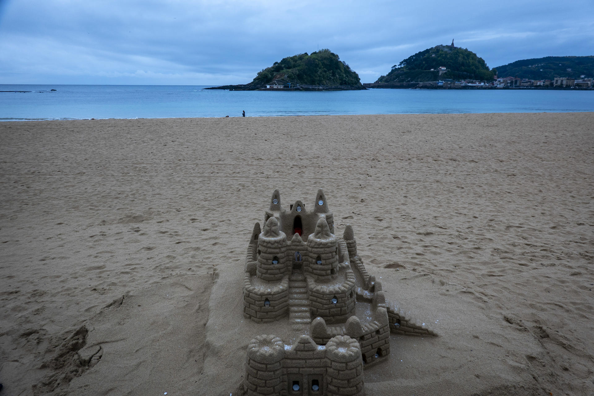 Vista de un castillo de arena este martes en la playa de Ondarreta de San Sebastián. EFE/Javier Etxezarreta