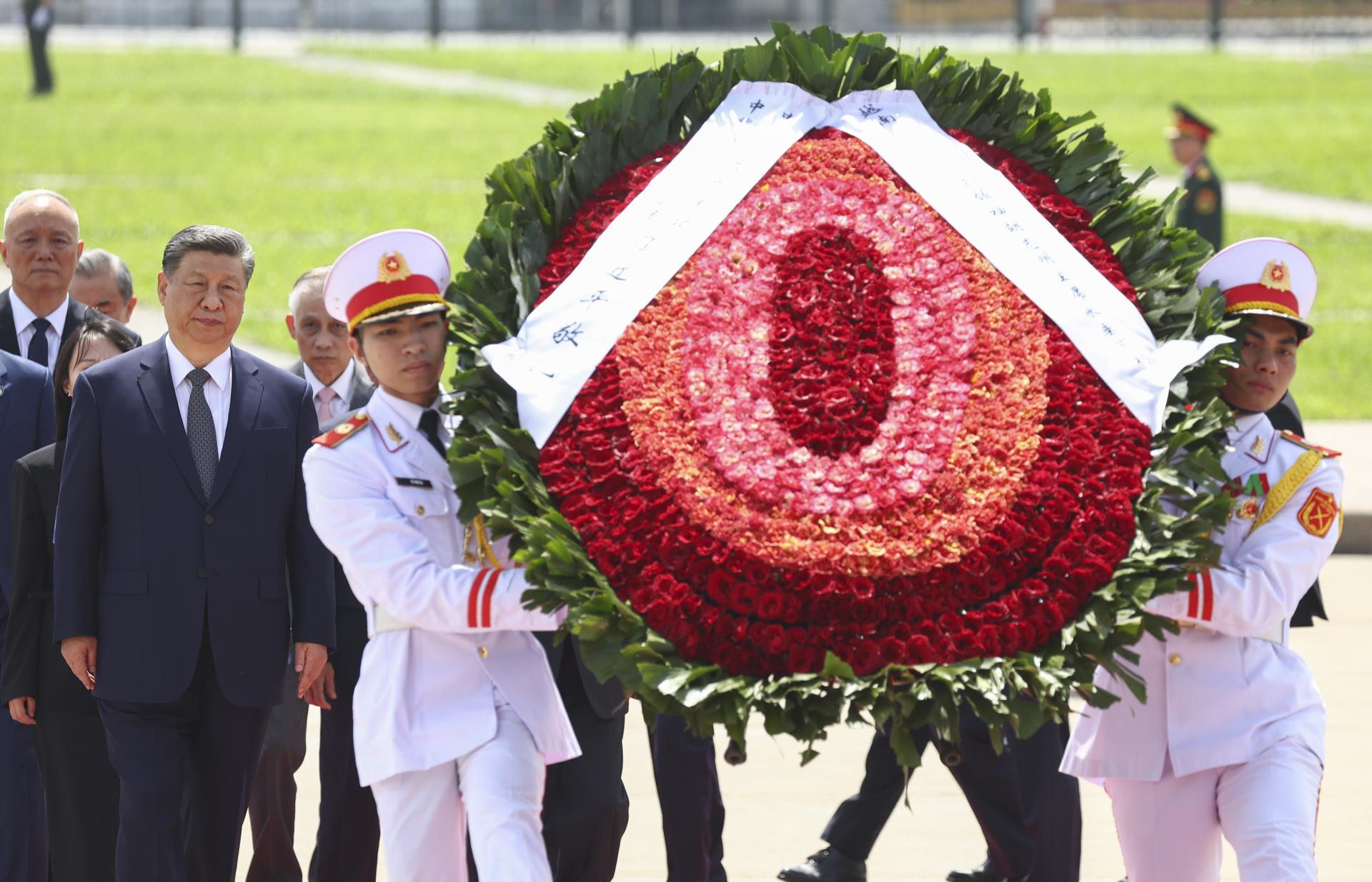 El presidente chino, Xi Jinping (i), participa en la entrega de flores en el mausoleo del héroe vietnaminta Ho Chi Minh Mausoleum.
EFE/EPA/Athit Perawongmetha / POOL